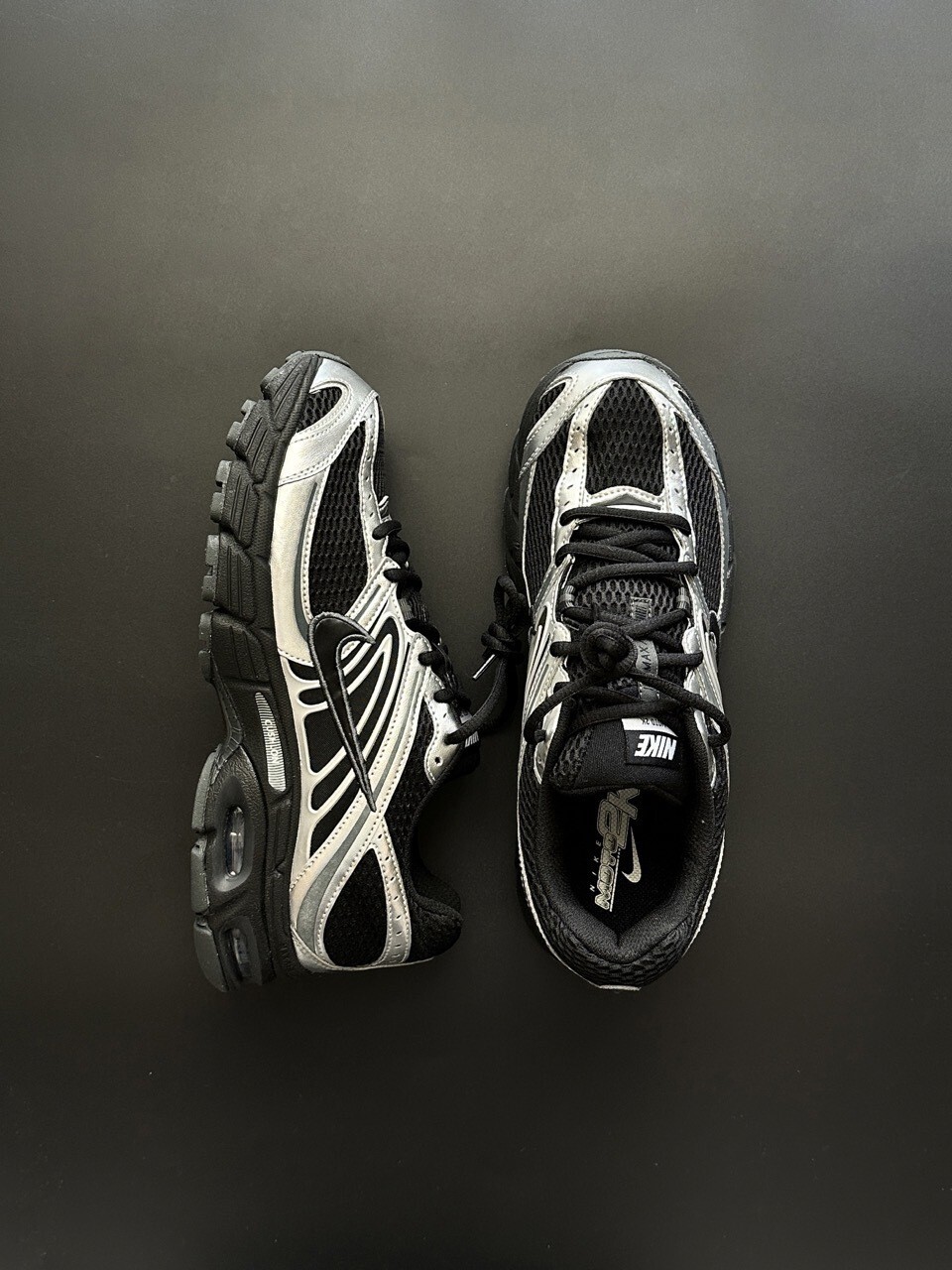 NIKE AIR MAX MOTO 2K 黑銀 灰銀 黑灰 復古 Y2K 女鞋 HQ2056-007