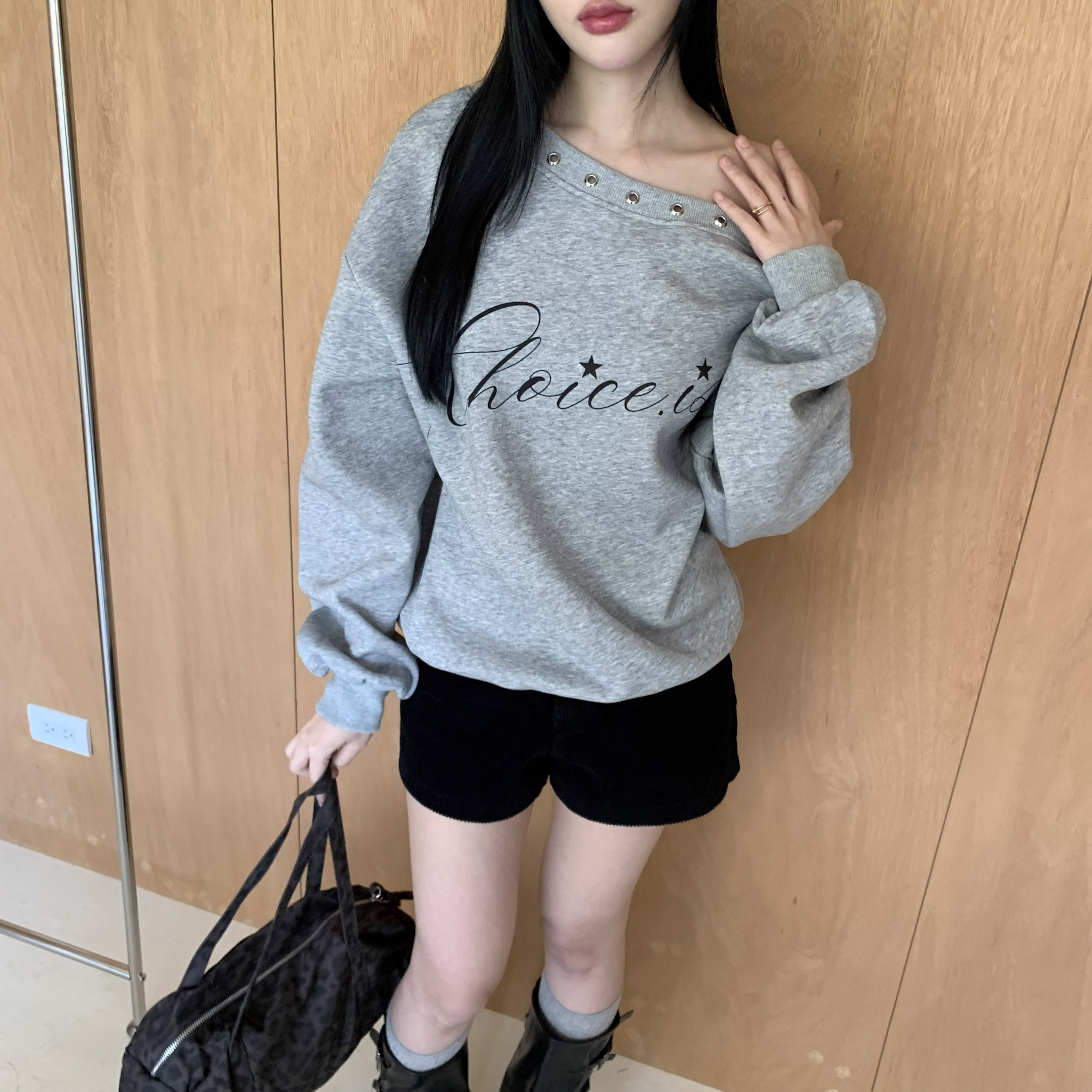 ISA_【ISA MADE】獨家甜辣企劃! 鉚釘斜肩上衣_51157