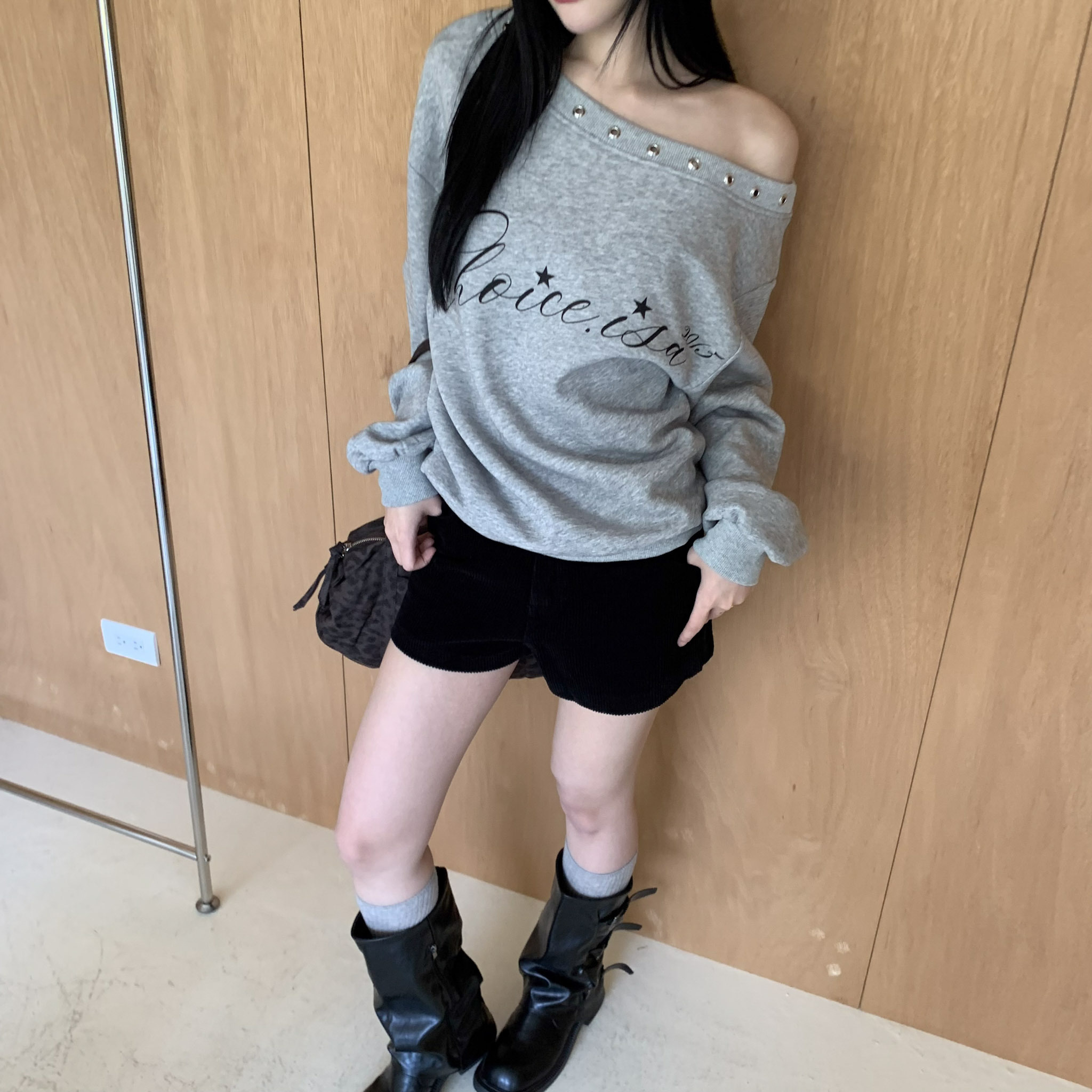 ISA_【ISA MADE】獨家甜辣企劃! 鉚釘斜肩上衣_51157