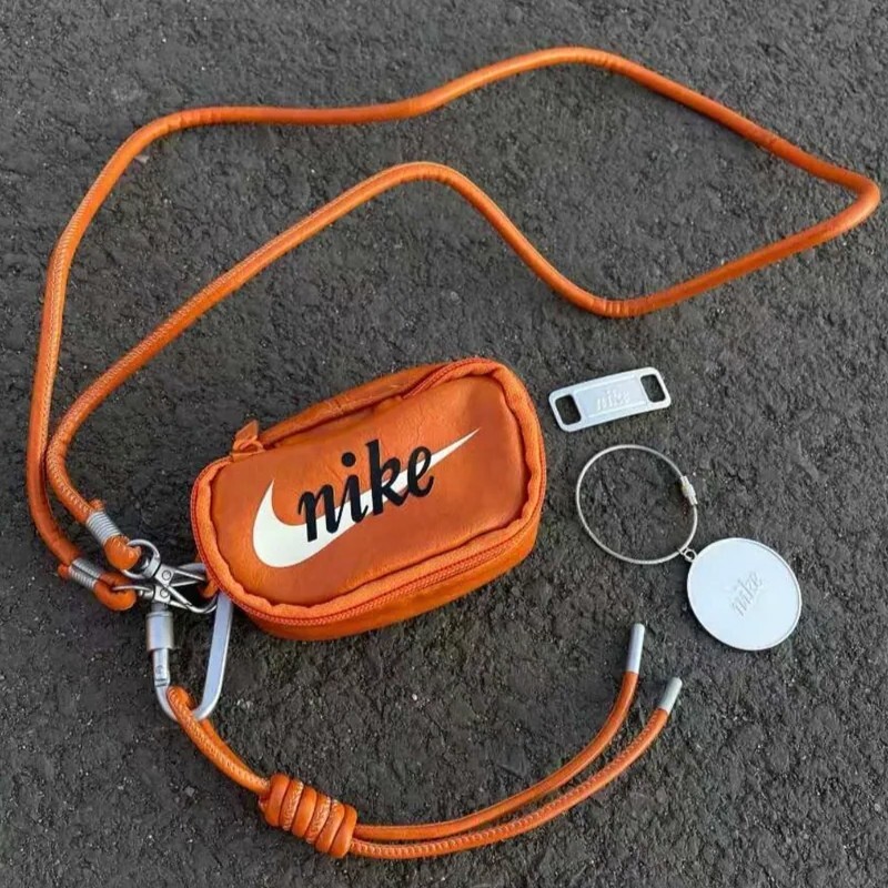 『預購商品』NIKE 海外限定 皮革迷你小掛包 BG053-801