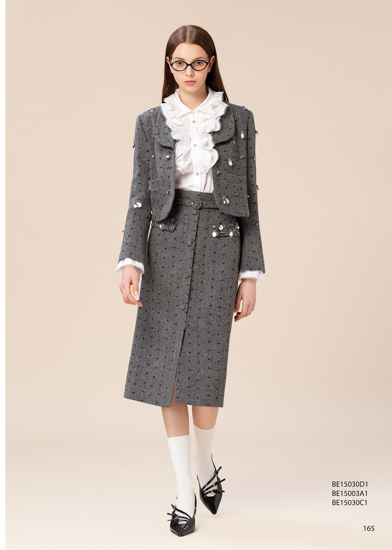 BE15030D1 冷霜微光粗花呢亮片鑽飾短版外套