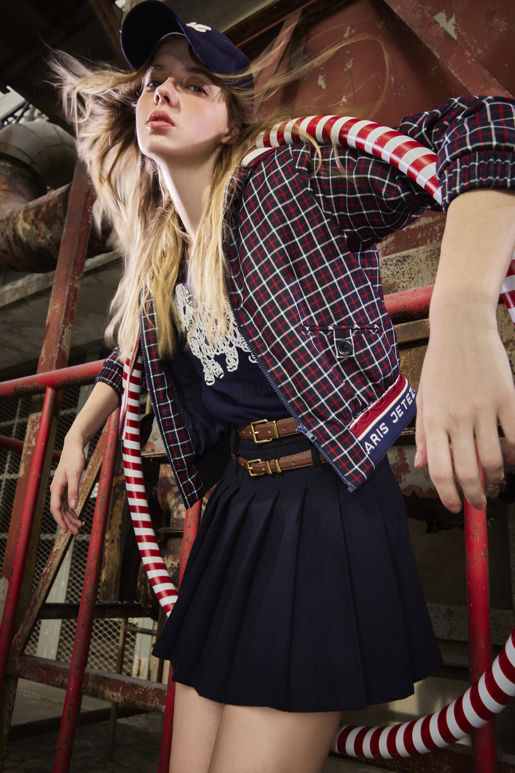 BE15039D1 巴黎格紋彈性字母織帶短版連帽外套