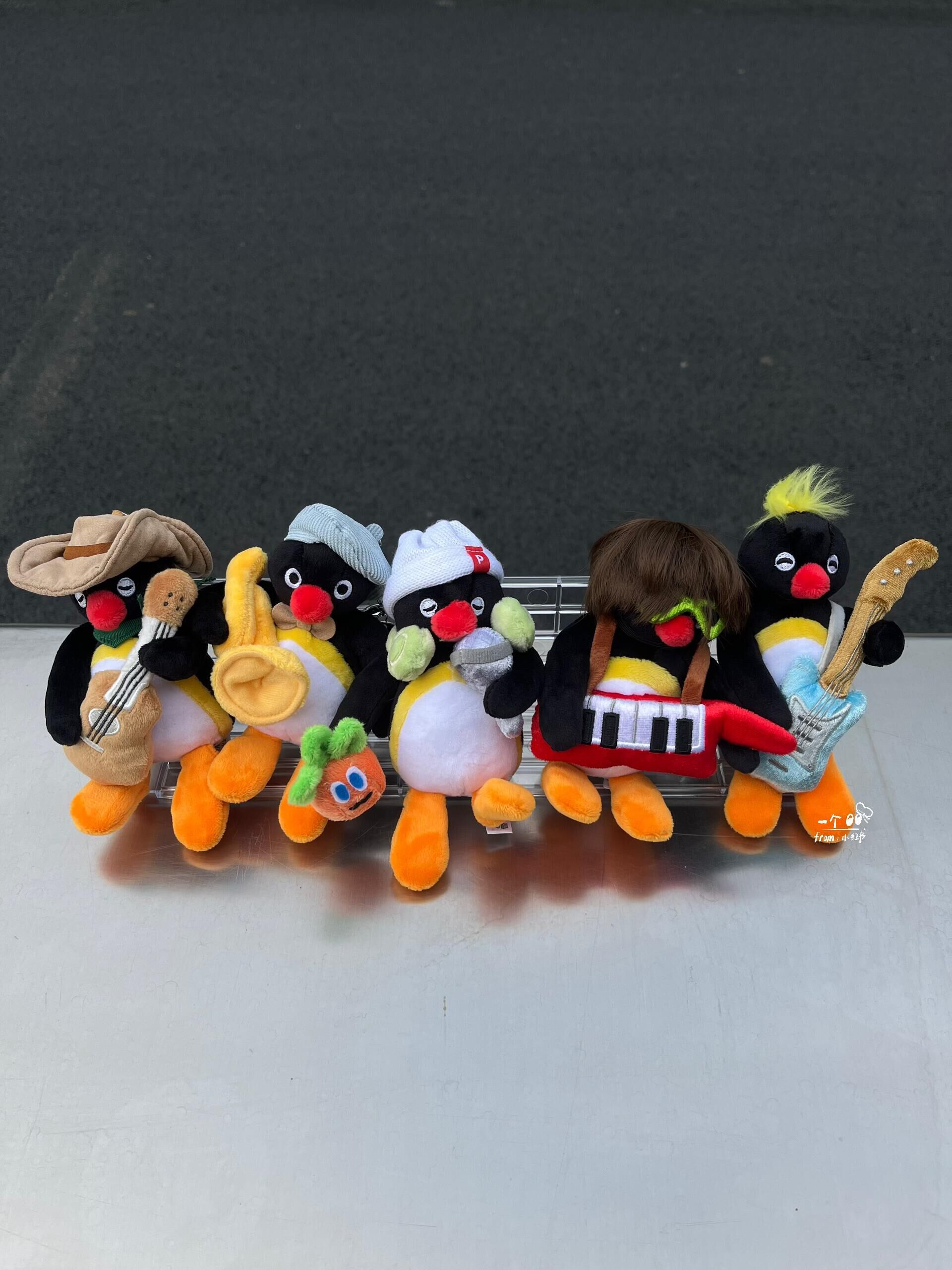 代購-<500元左右交換禮物>正版授權 PINGU 企鵝家族 地下樂團系列 毛絨 掛件