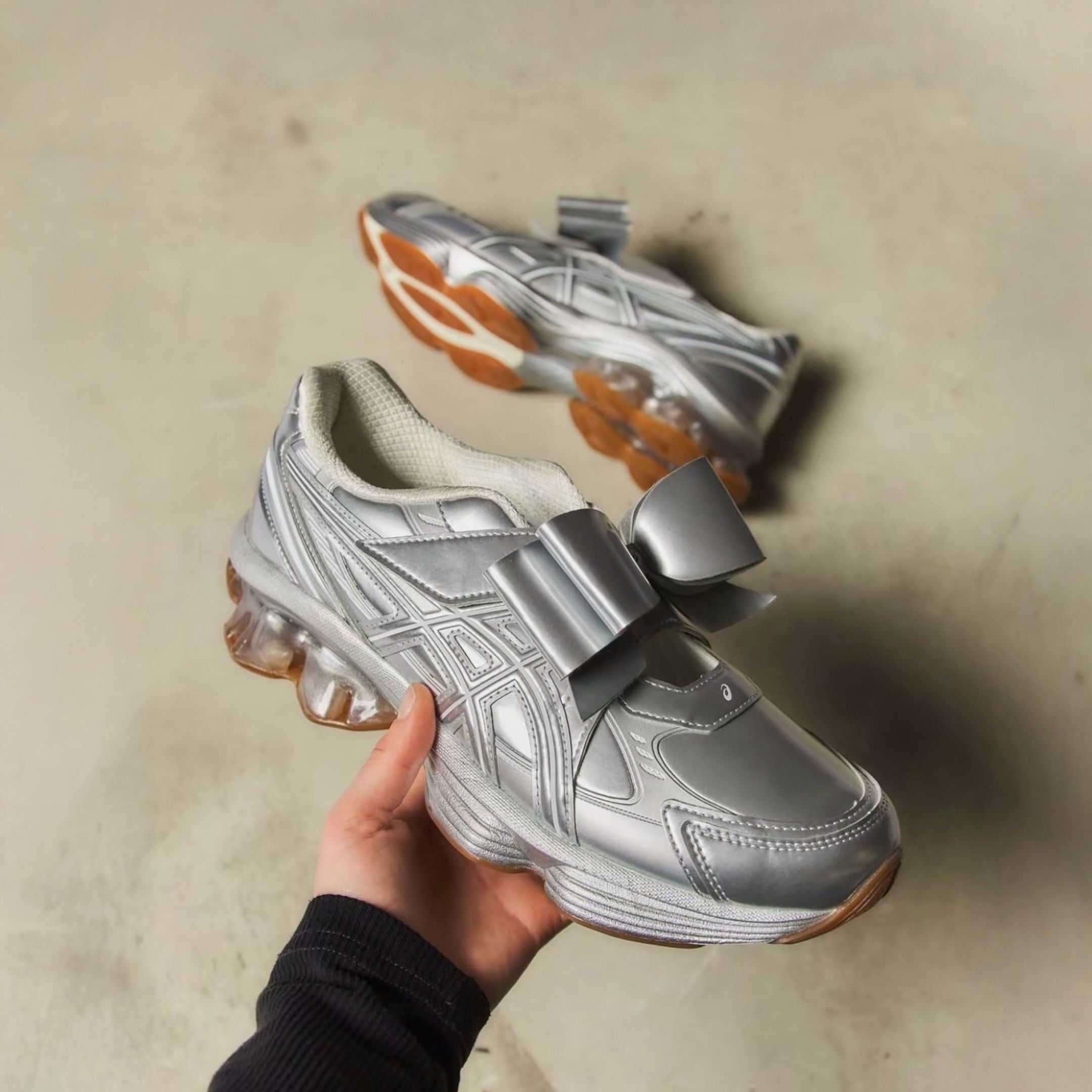 NICEDAY 代購 Shushu Tong x Asics Gel-Kinetic Fluent 聯名 銀灰 銀 銀色 蝴蝶結 女款 1203A915-020