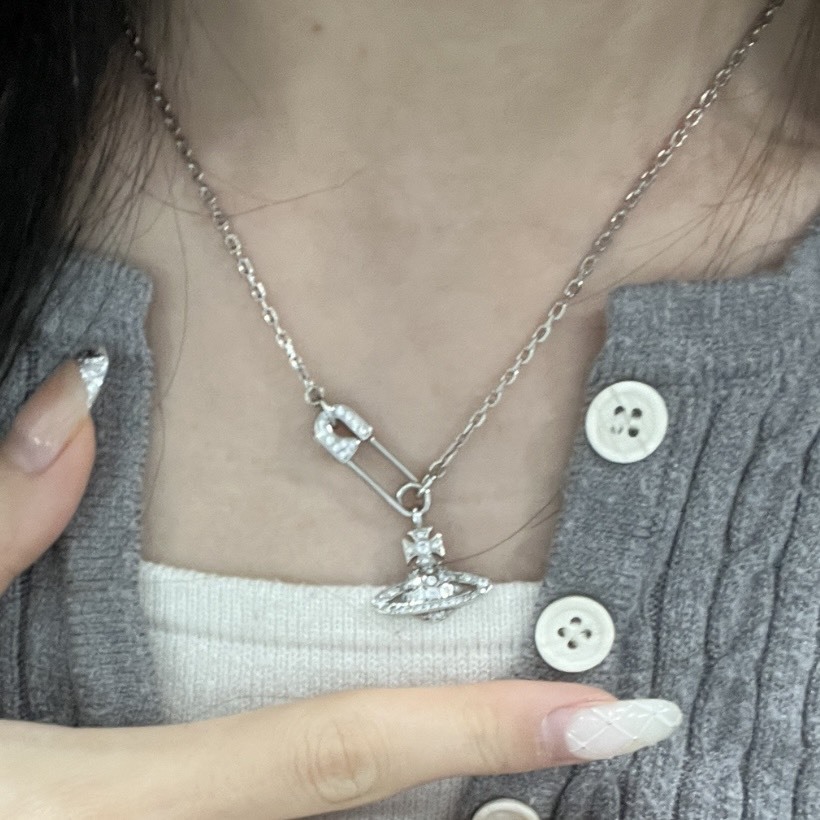 【代購】Vivienne Westwood 西太后 Lucrece 水晶滿鑽別針項鍊／RELIEF 浮雕土星珍珠項鍊｜兩款可選