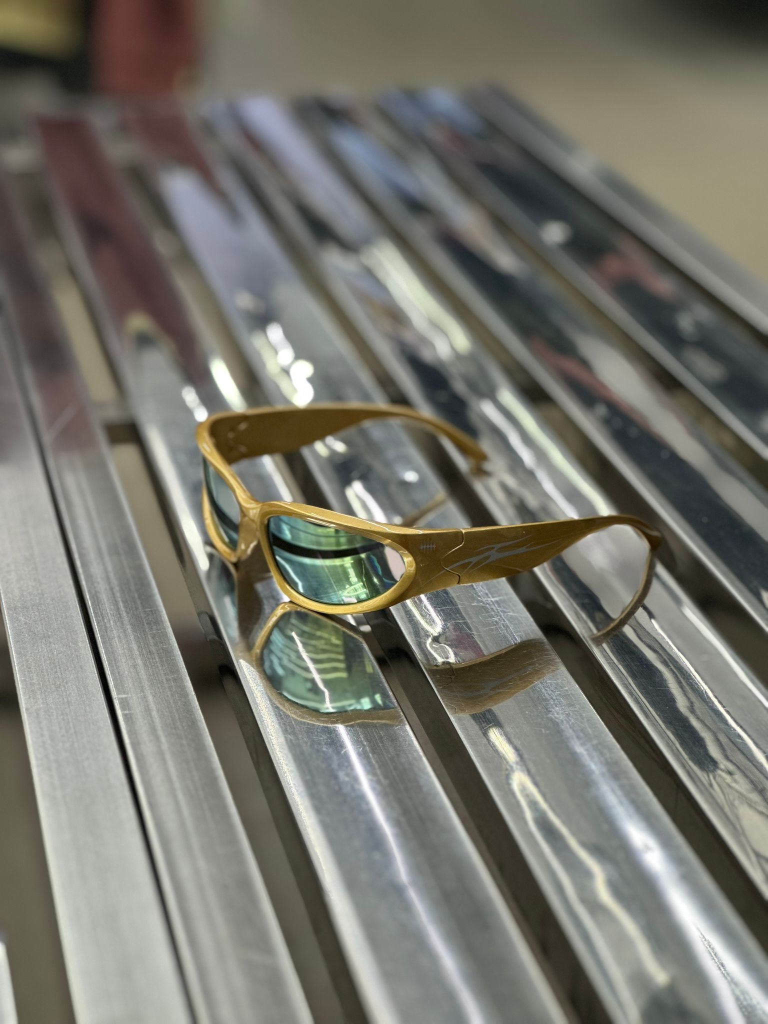 FLEXER8 - 819 Studio™︎ Y3K Sunglasses - Gold