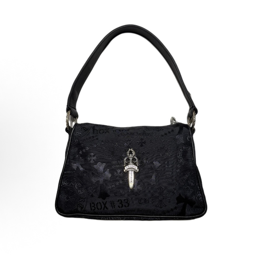 【代購】Chrome Hearts 寶劍銀飾拉鍊｜滿版 Logo 暗黑尼龍手提包｜女款肩背／手提兩用｜黑色
