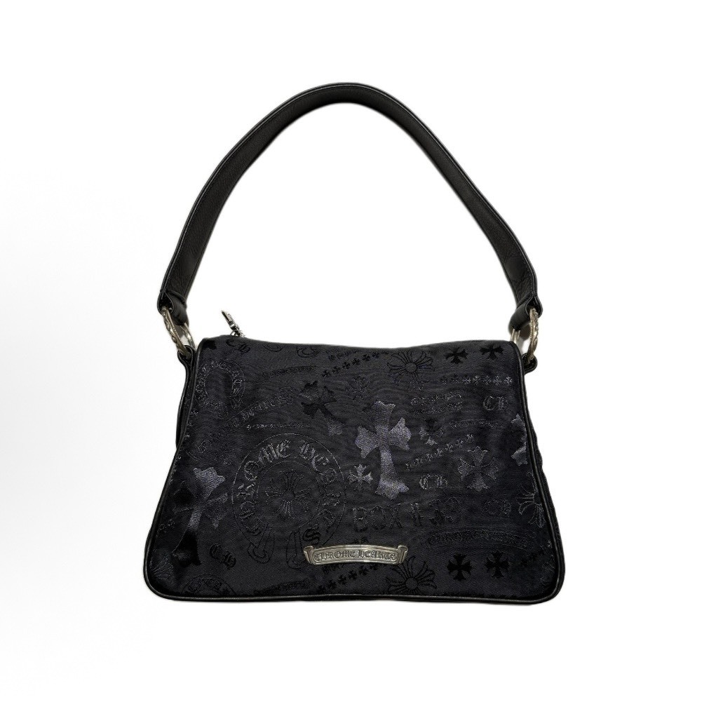 【代購】Chrome Hearts 寶劍銀飾拉鍊｜滿版 Logo 暗黑尼龍手提包｜女款肩背／手提兩用｜黑色