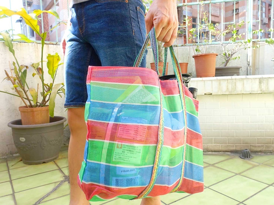 茄芷袋的紅、綠、藍條紋，充滿了活力，與市面上許多常見的設計風格形成有趣的對比。