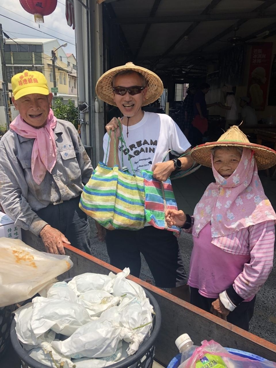 在台灣或許多潮濕、常下雨的國家中，茄芷袋是最完美的隨身提袋。