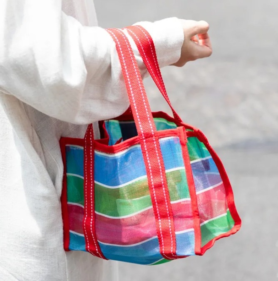 茄芷袋出現在台灣人每一個生活角落：可能是阿嬤提著去菜市場，可能是小時候遠足時，媽媽幫忙裝零食的袋子。