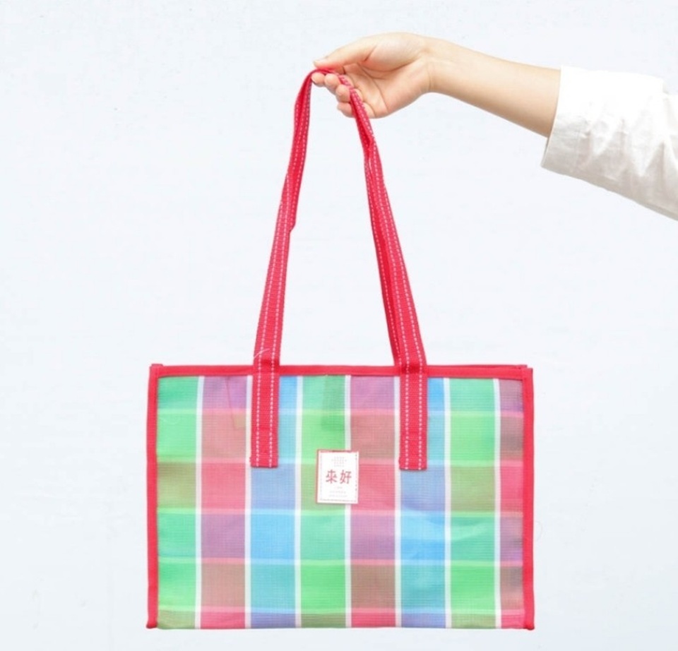 茄芷袋的配色立刻能吸住外國旅客的視線，還有人稱它是「台灣的 Louis Vuitton」。