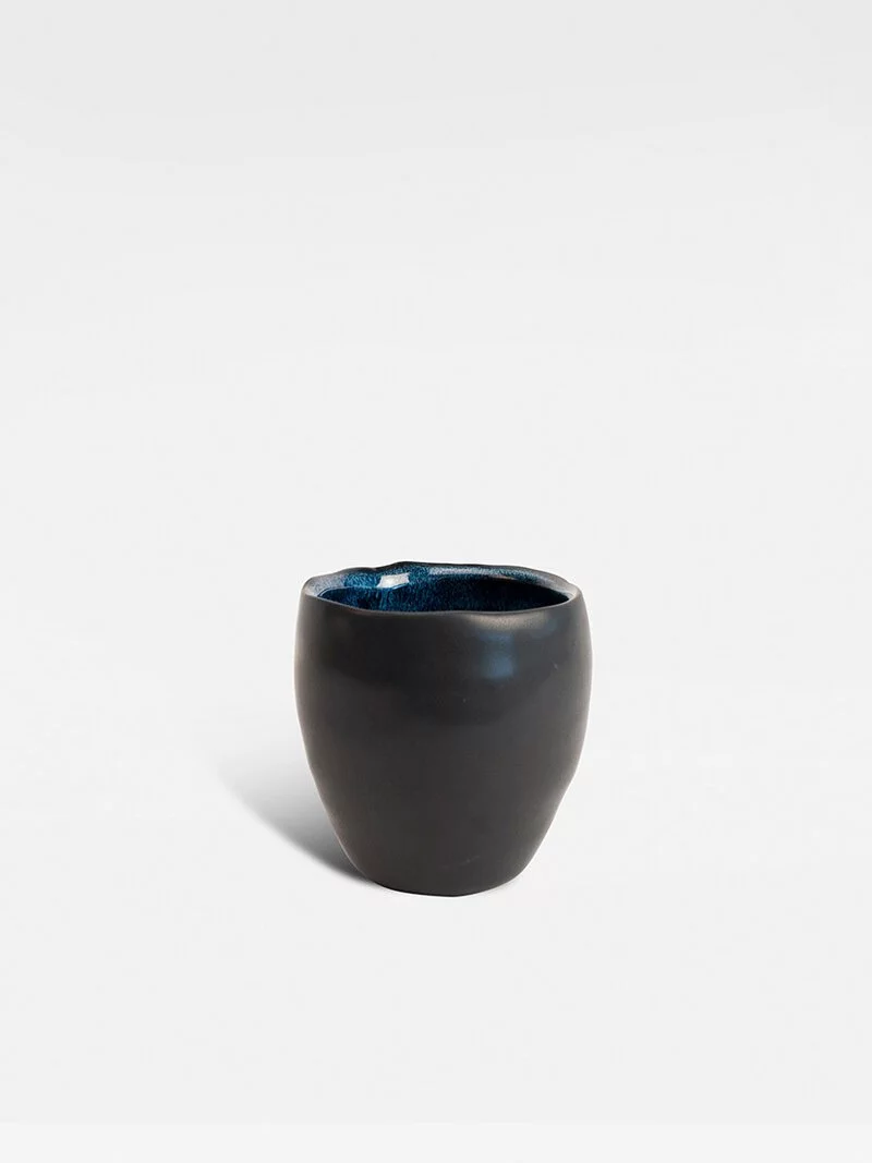ByOn-Guilia 古莉婭餐具,古莉婭茶杯,外層啞光黑冰裂紋,內層大海藍炻器高溫手工燒製