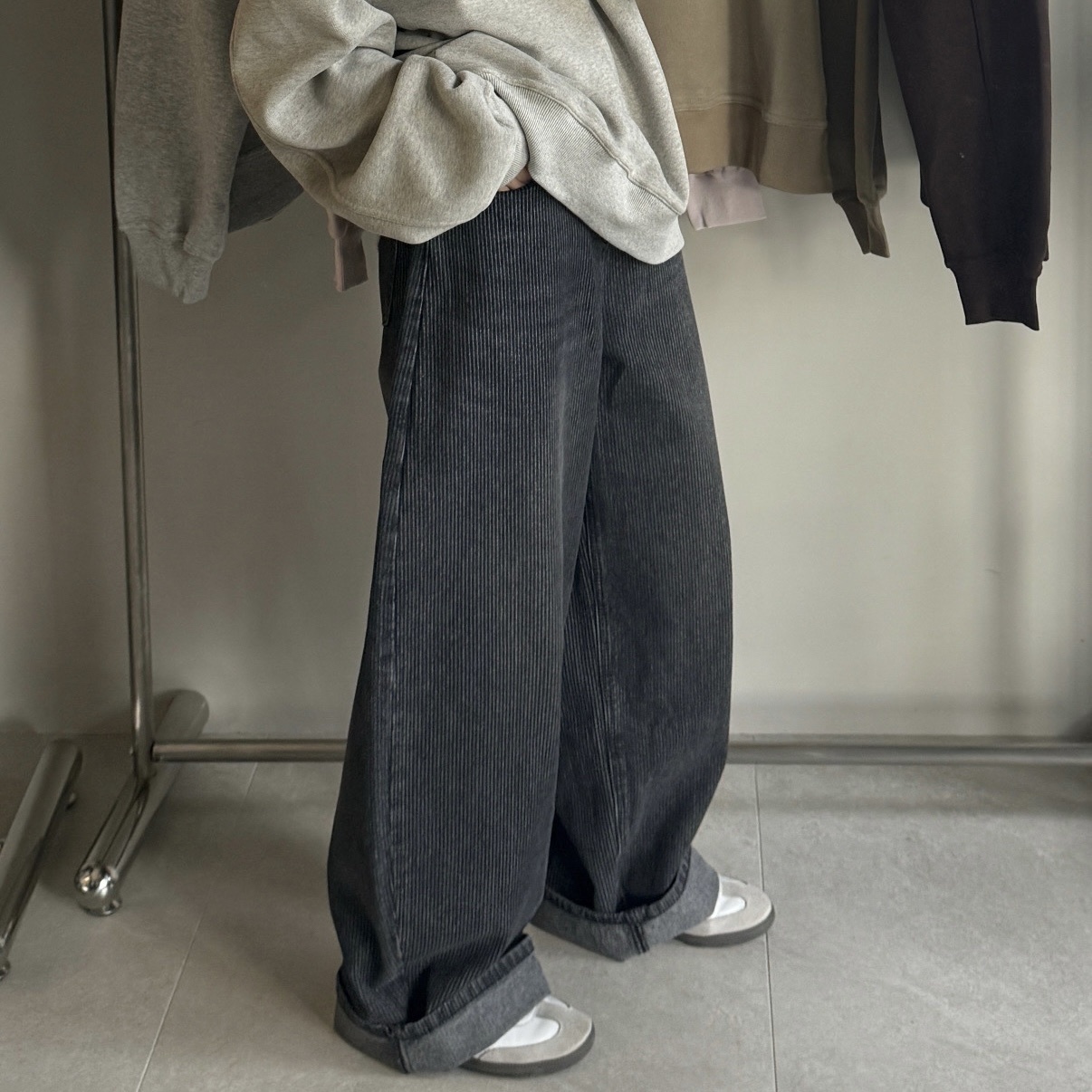 燈芯絨感坑紋牛仔褲（微彎刀）