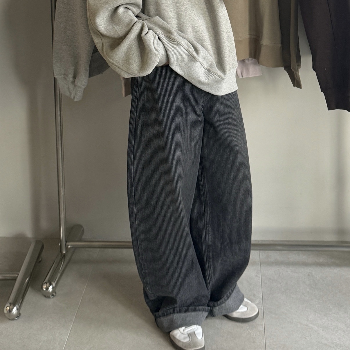 燈芯絨感坑紋牛仔褲（微彎刀）