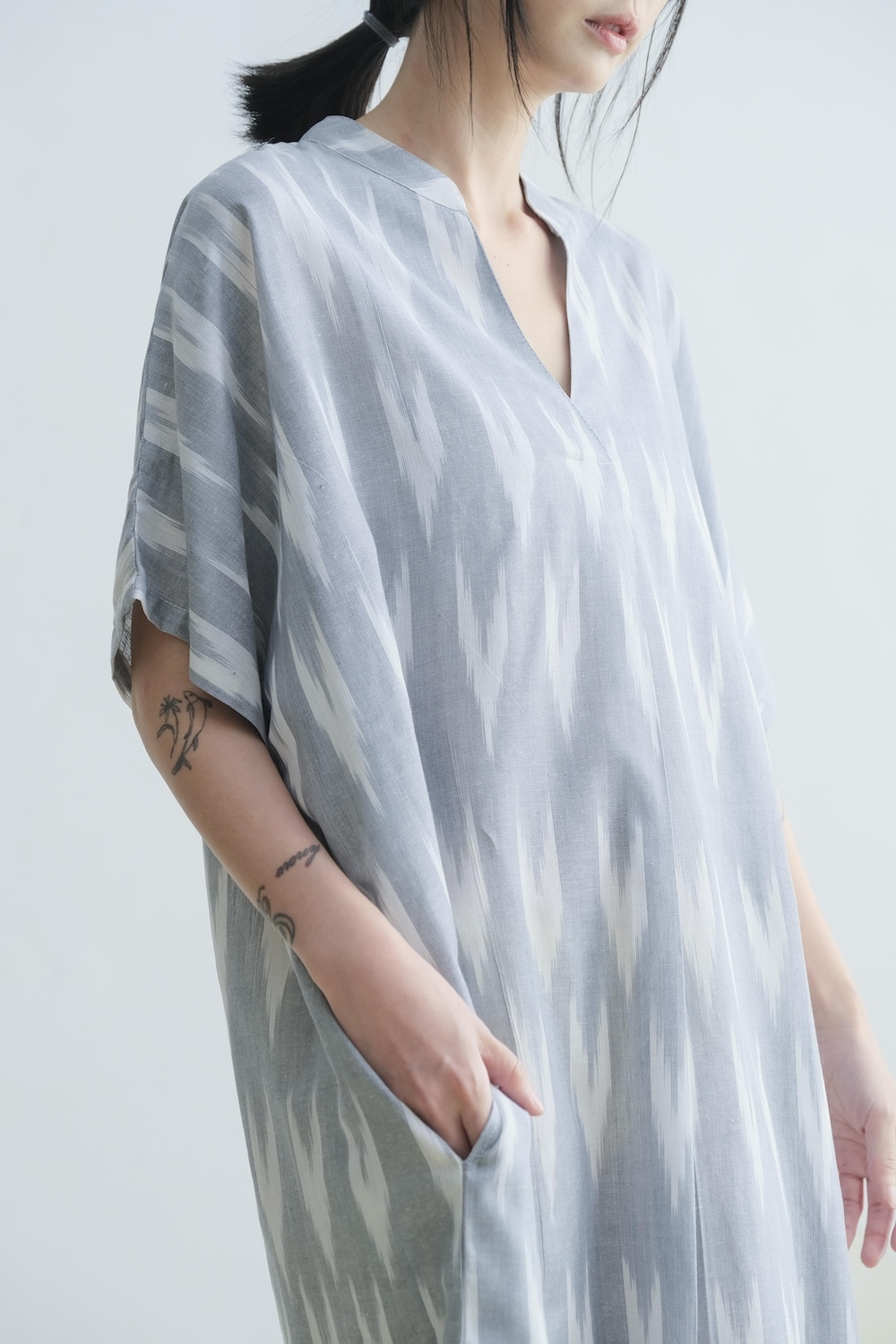 鑰匙領洋裝 / Ikat 銀灰