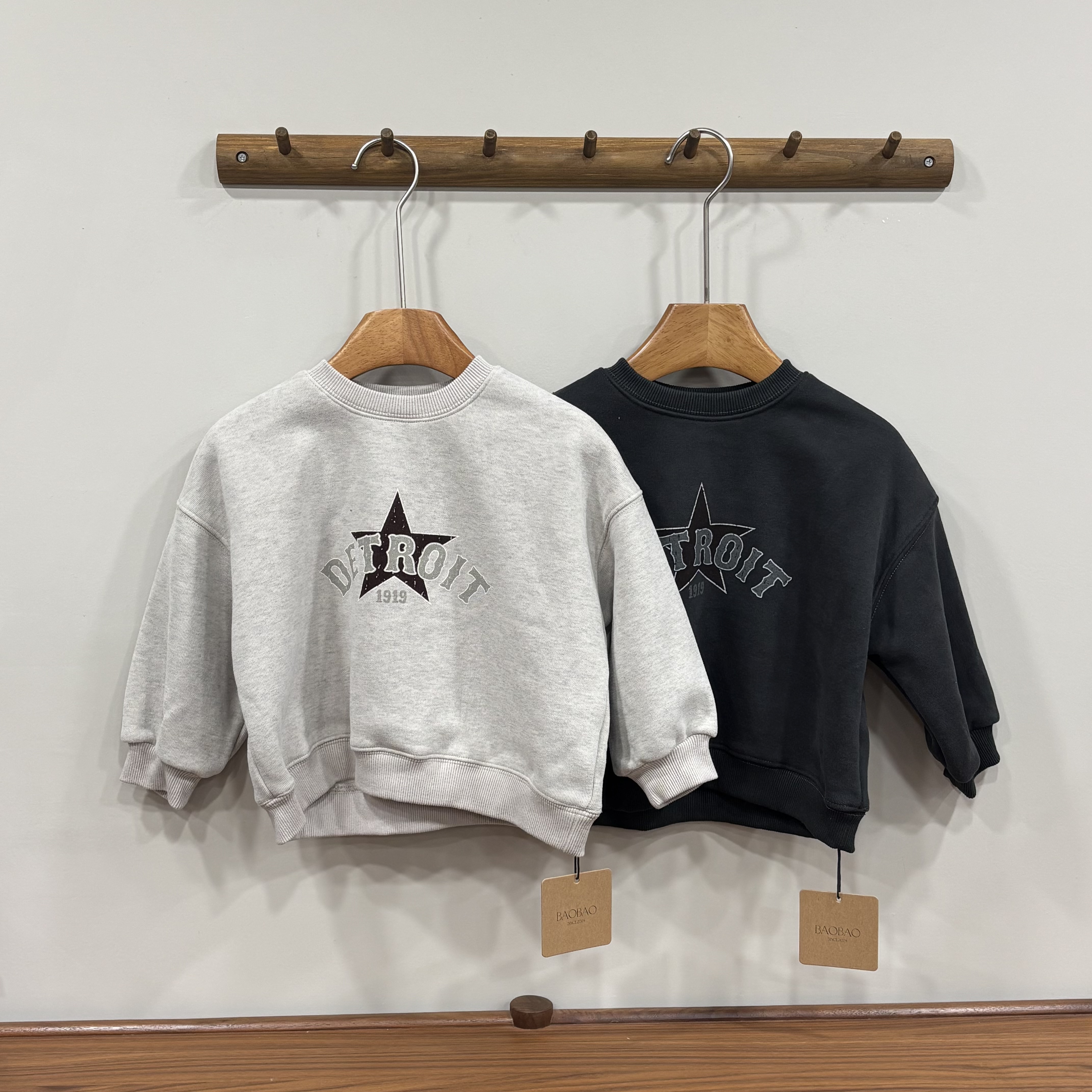 A03680英文字印花大學T