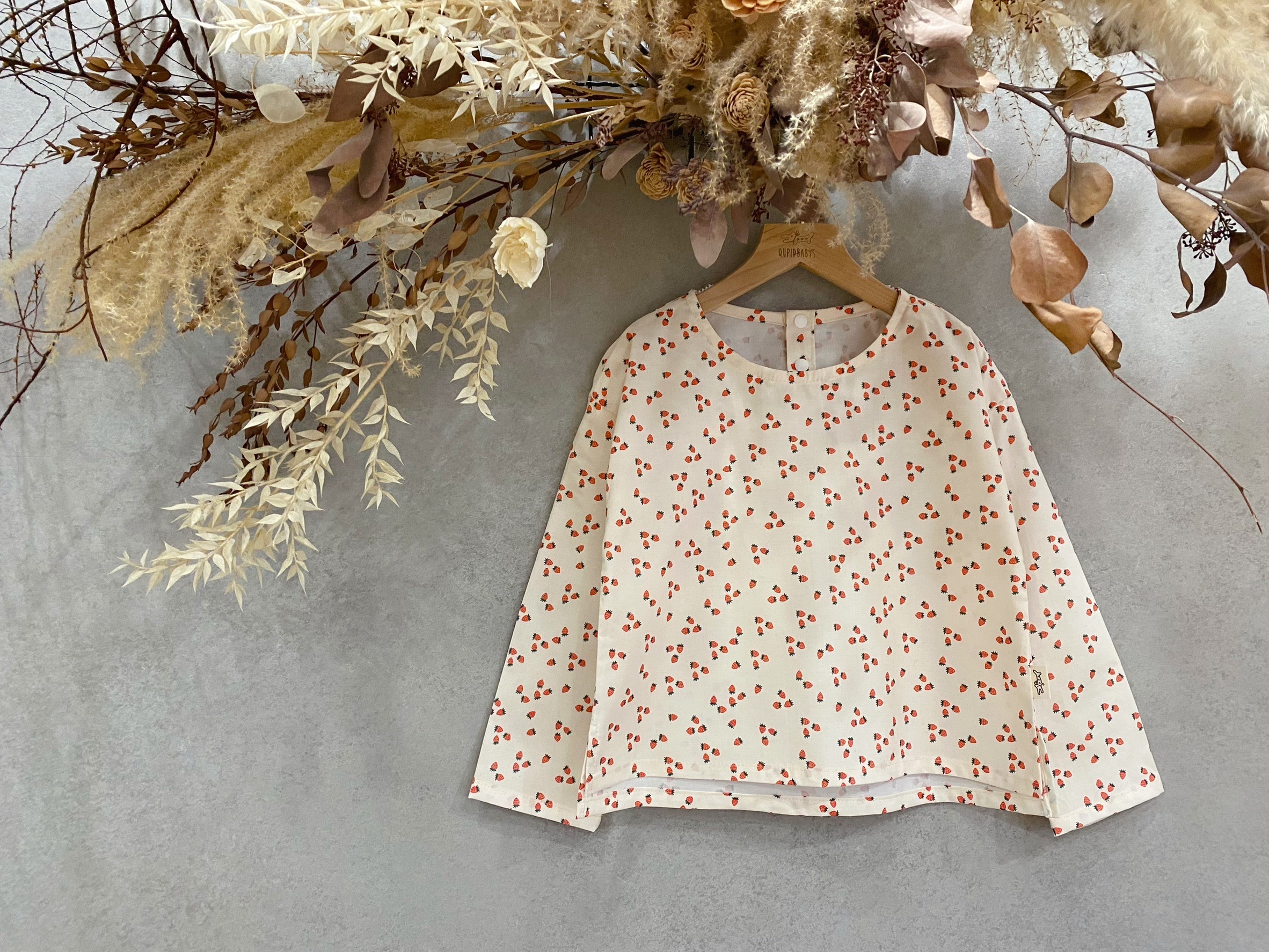 白底小草莓 寬寬長袖上衣（140）