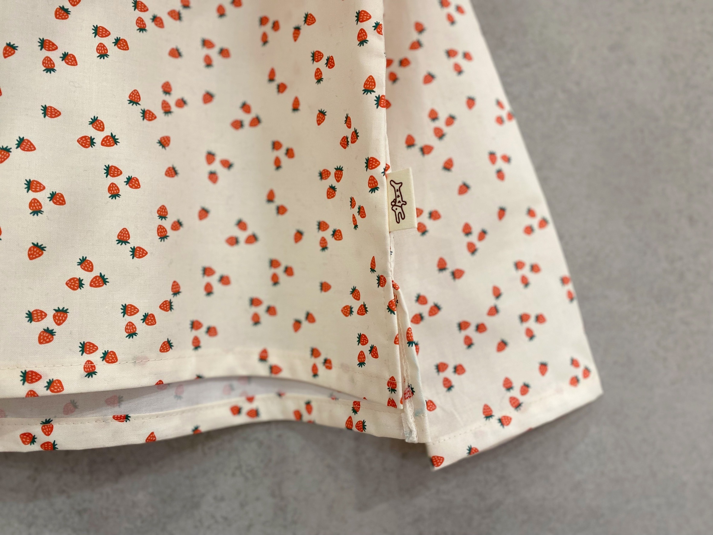 白底小草莓 寬寬長袖上衣（140）