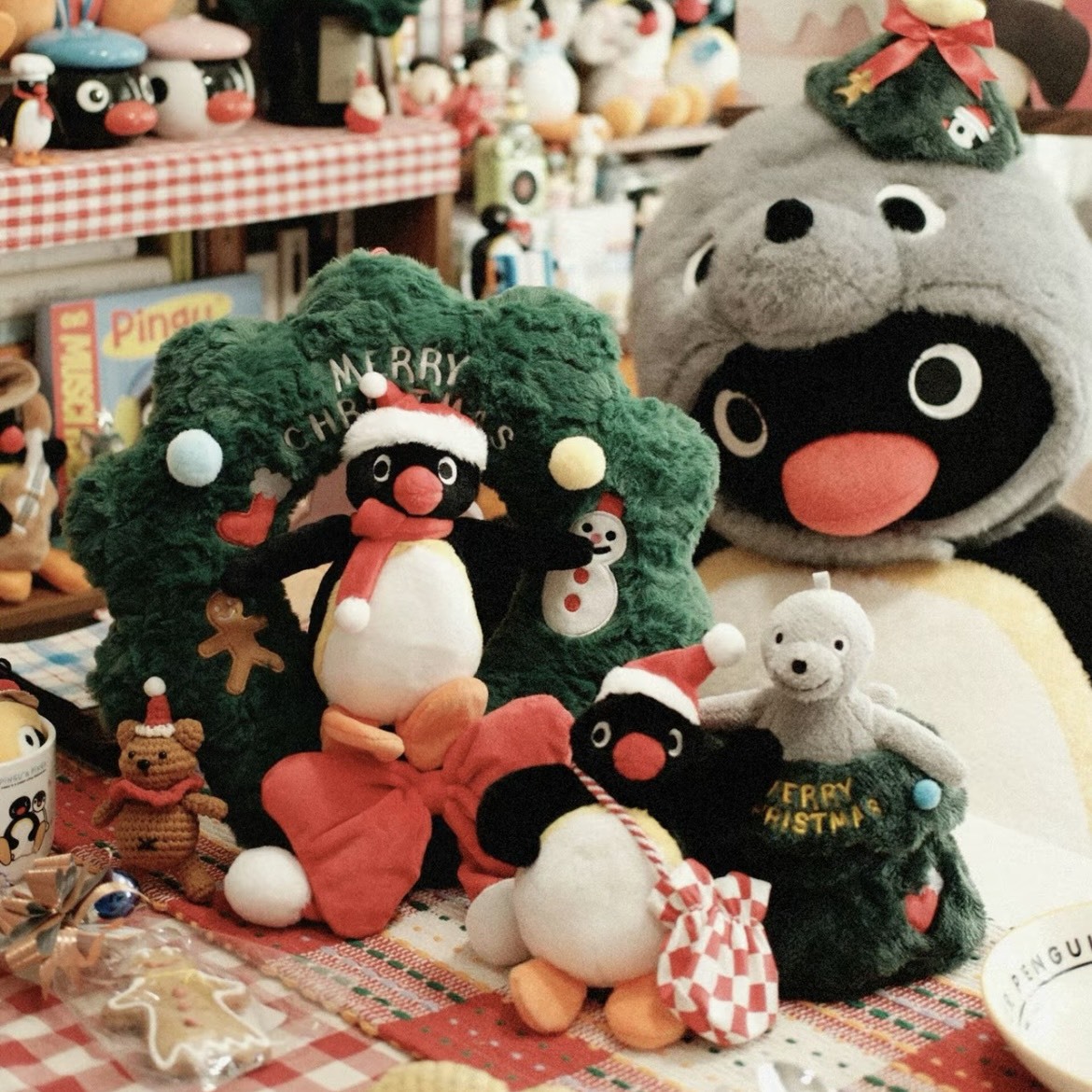 【代購】馬克圖布 x Pingu IP 聯名｜聖誕樹花環公仔 禮盒套裝｜可愛療癒 × 儀式感 × 桌面擺件/掛飾