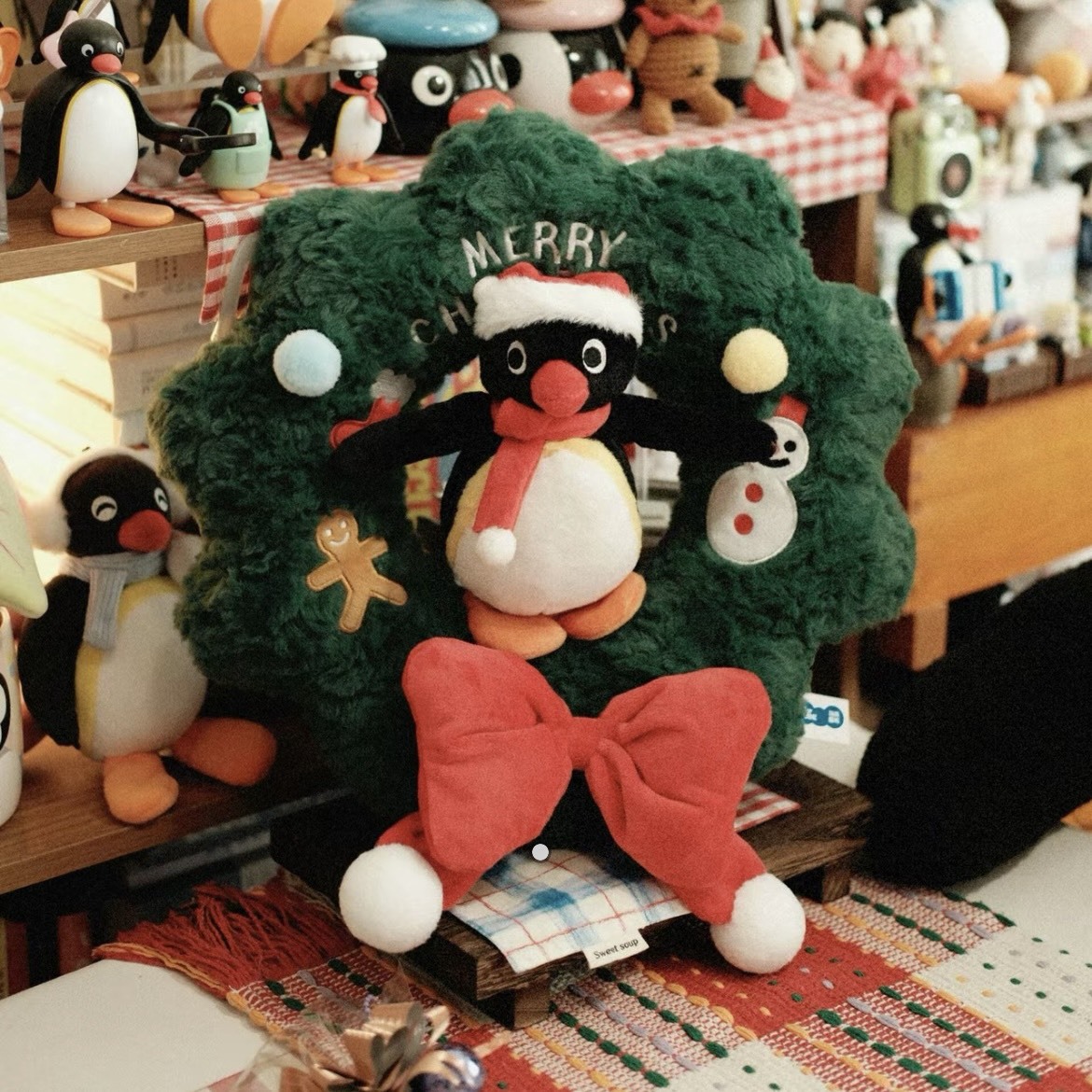 【代購】馬克圖布 x Pingu IP 聯名｜聖誕樹花環公仔 禮盒套裝｜可愛療癒 × 儀式感 × 桌面擺件/掛飾