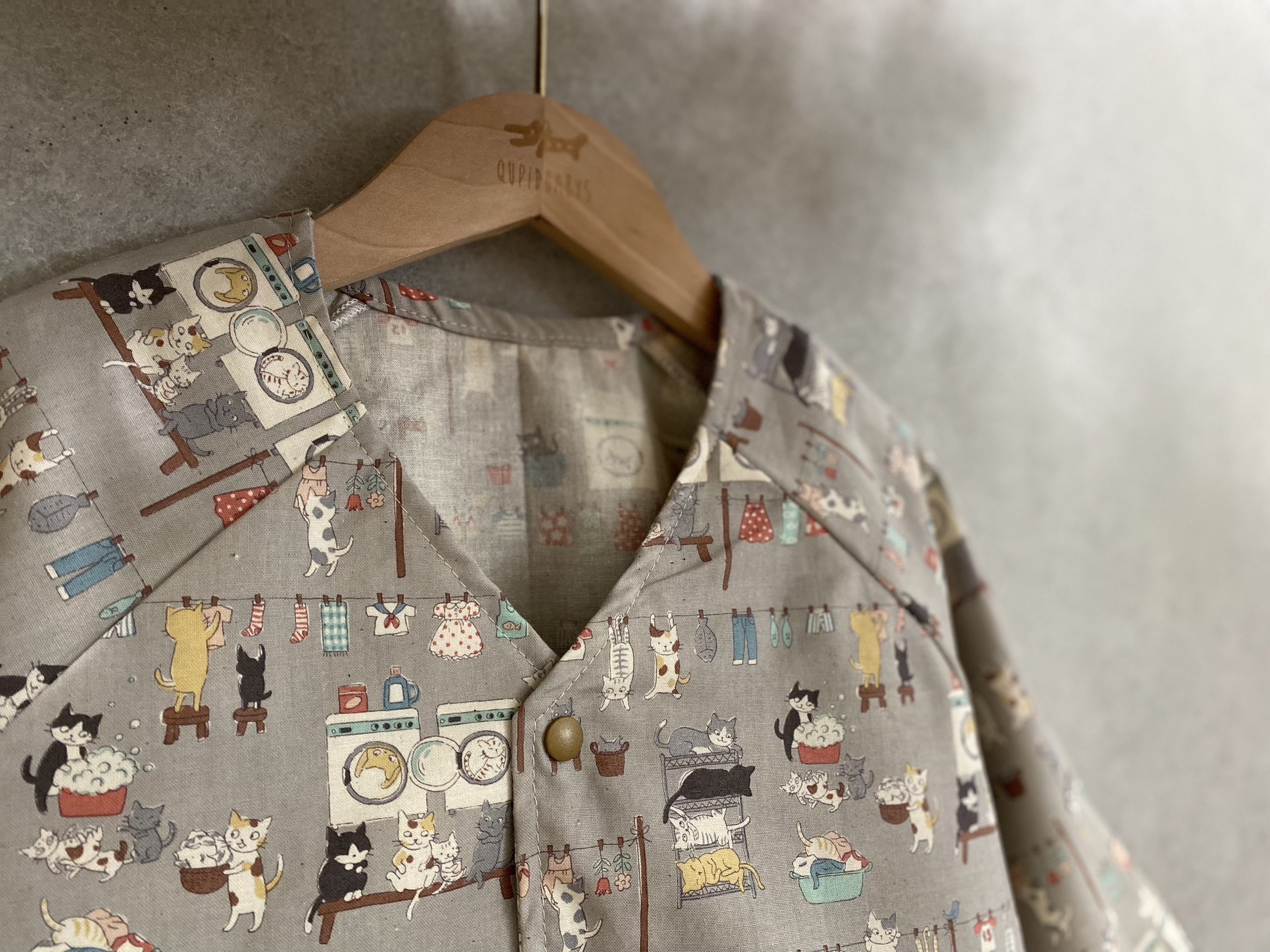 灰洗衣服貓咪 口袋小外套（110）