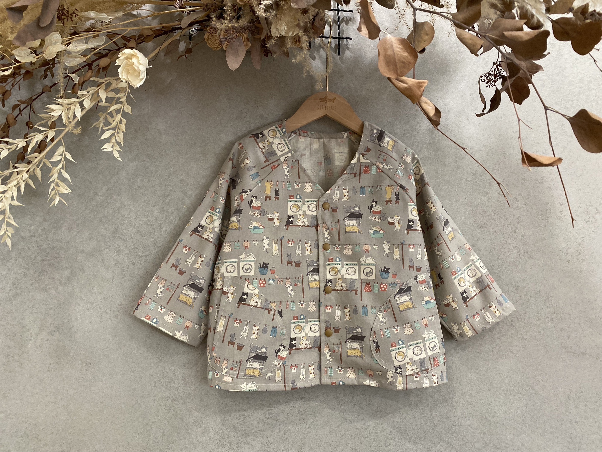 灰洗衣服貓咪 口袋小外套（110）