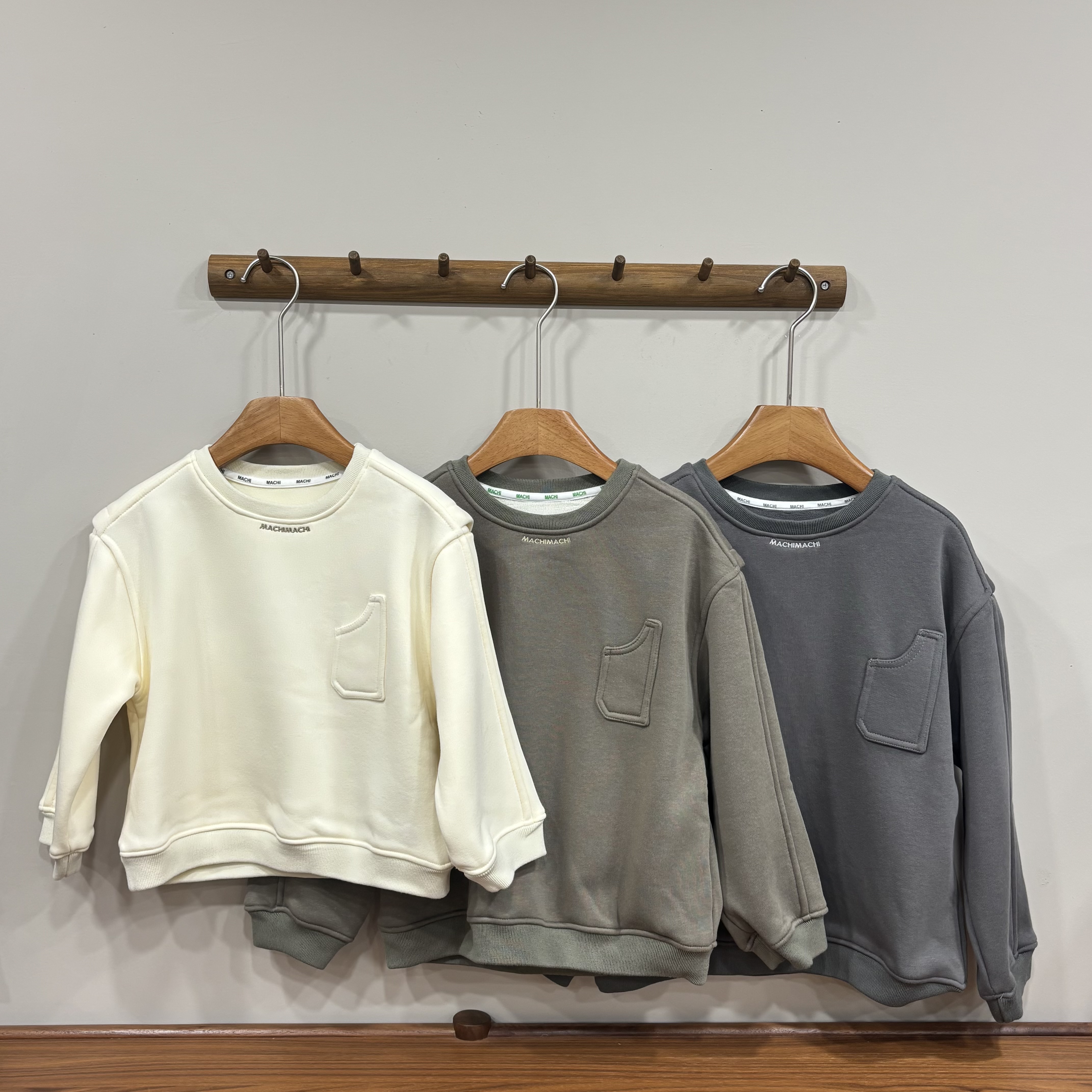 A03577英文刺繡薄磨毛上衣