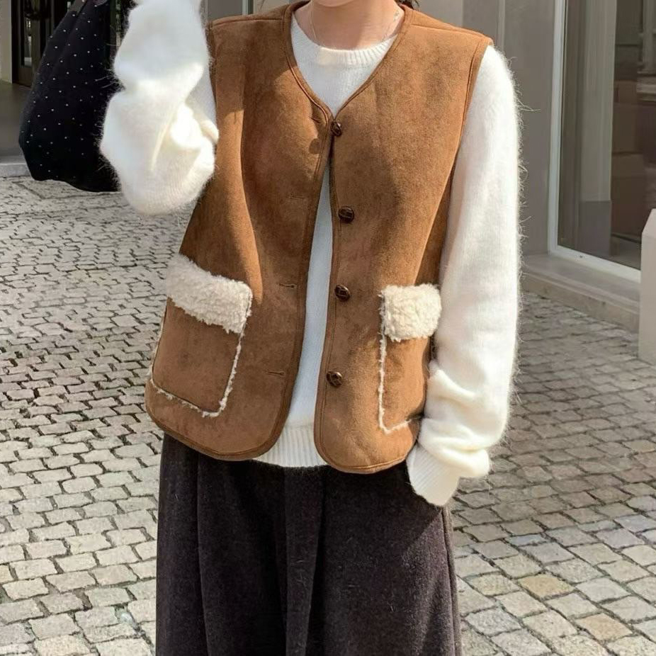 配色QQ毛雙口袋造型圓領麂皮排釦背心外套