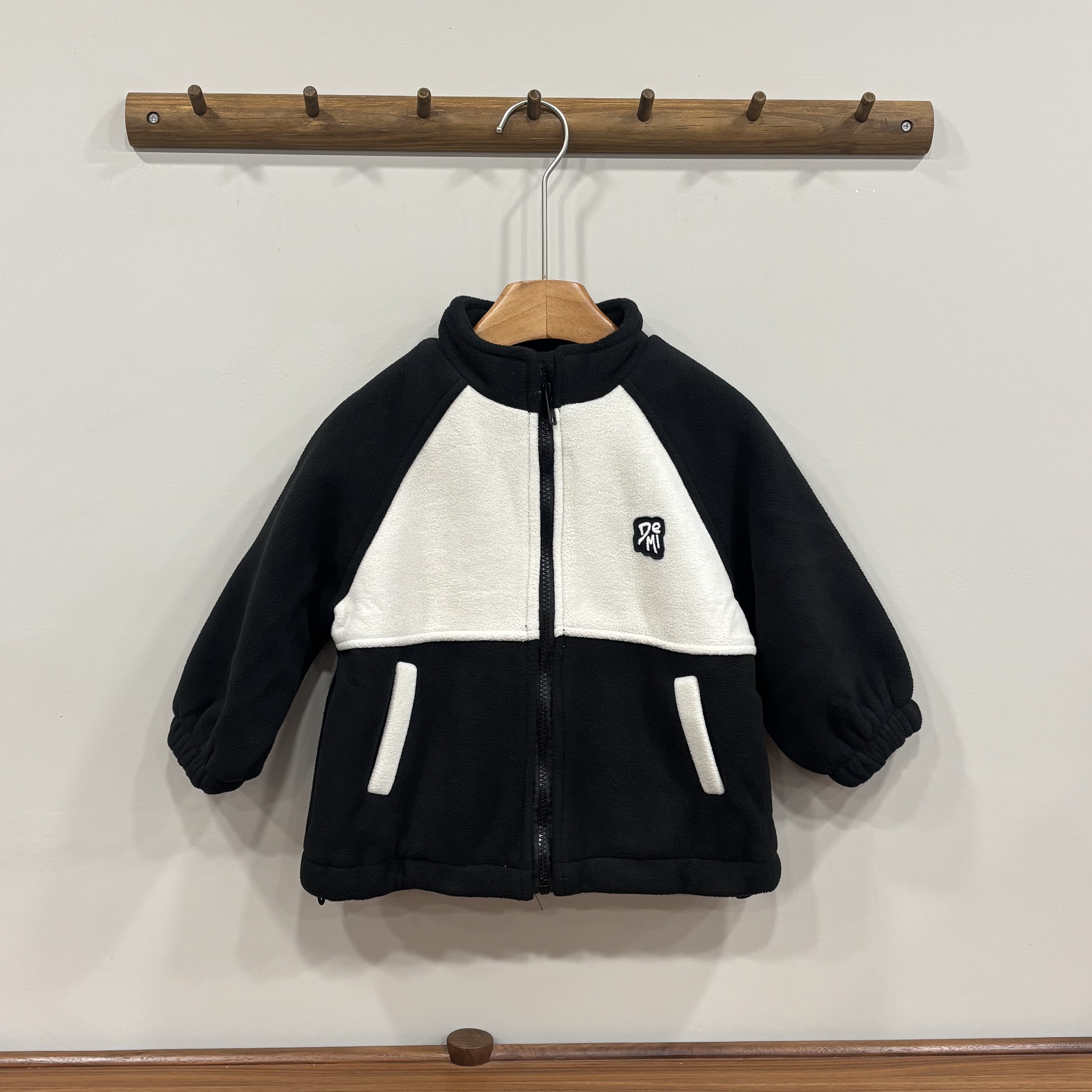 A03658刷毛黑白拼接外套