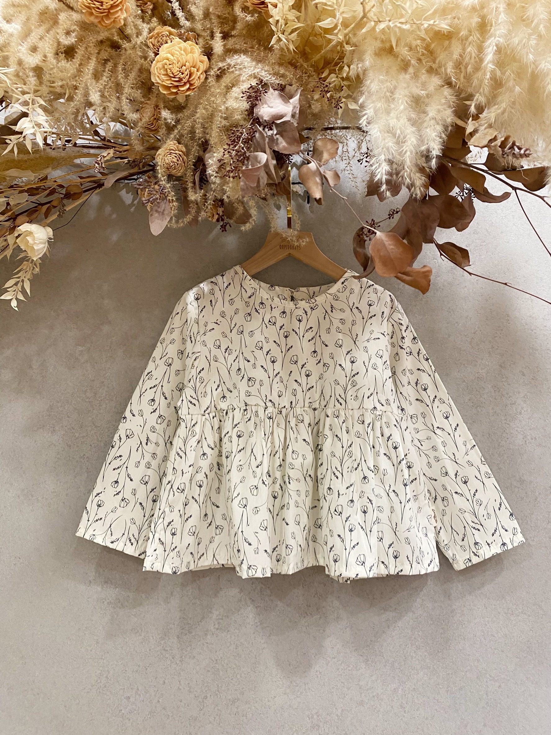 文青素描花卉 裙擺搖搖長袖上衣（110）