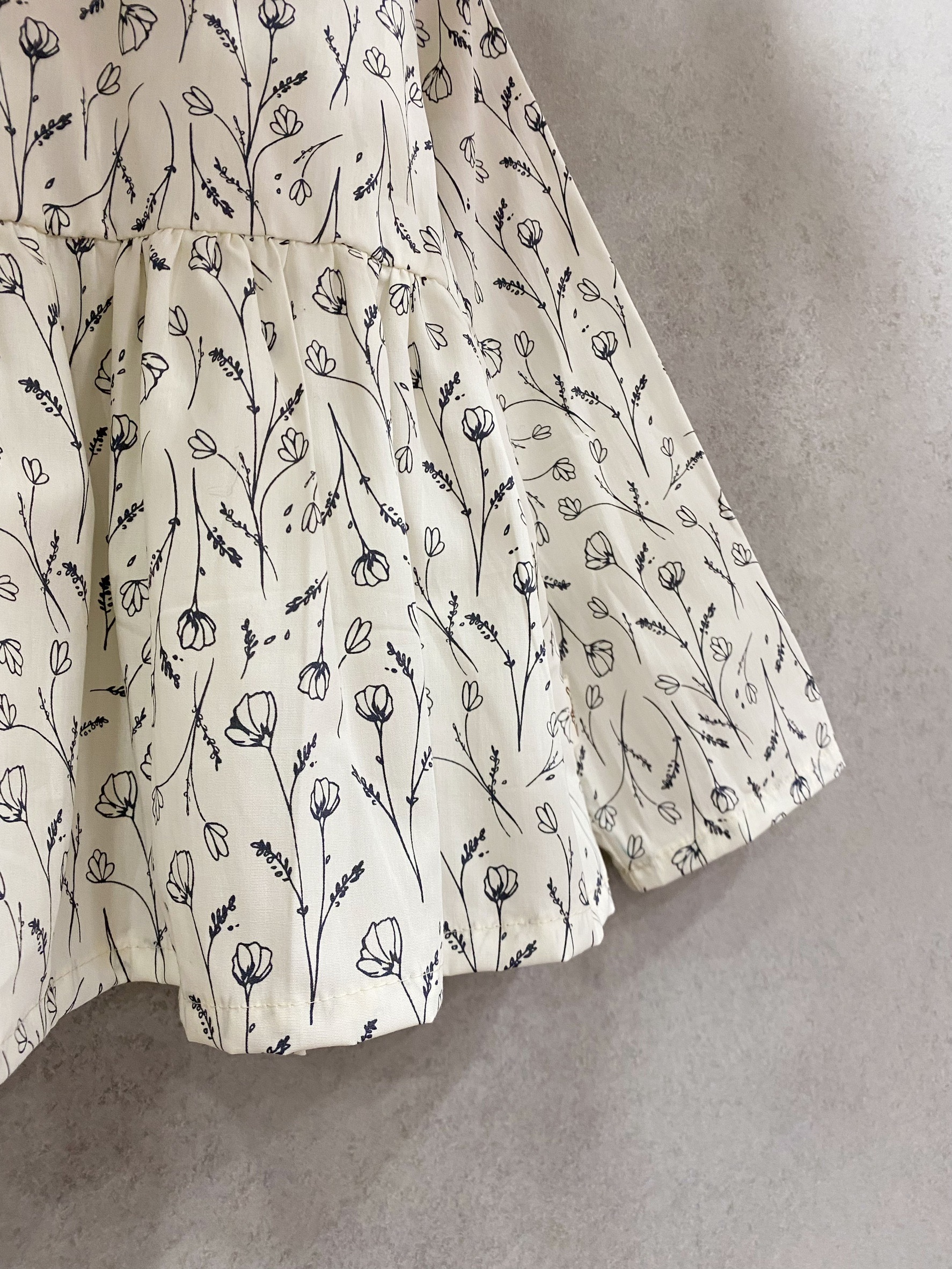 文青素描花卉 裙擺搖搖長袖上衣（110）