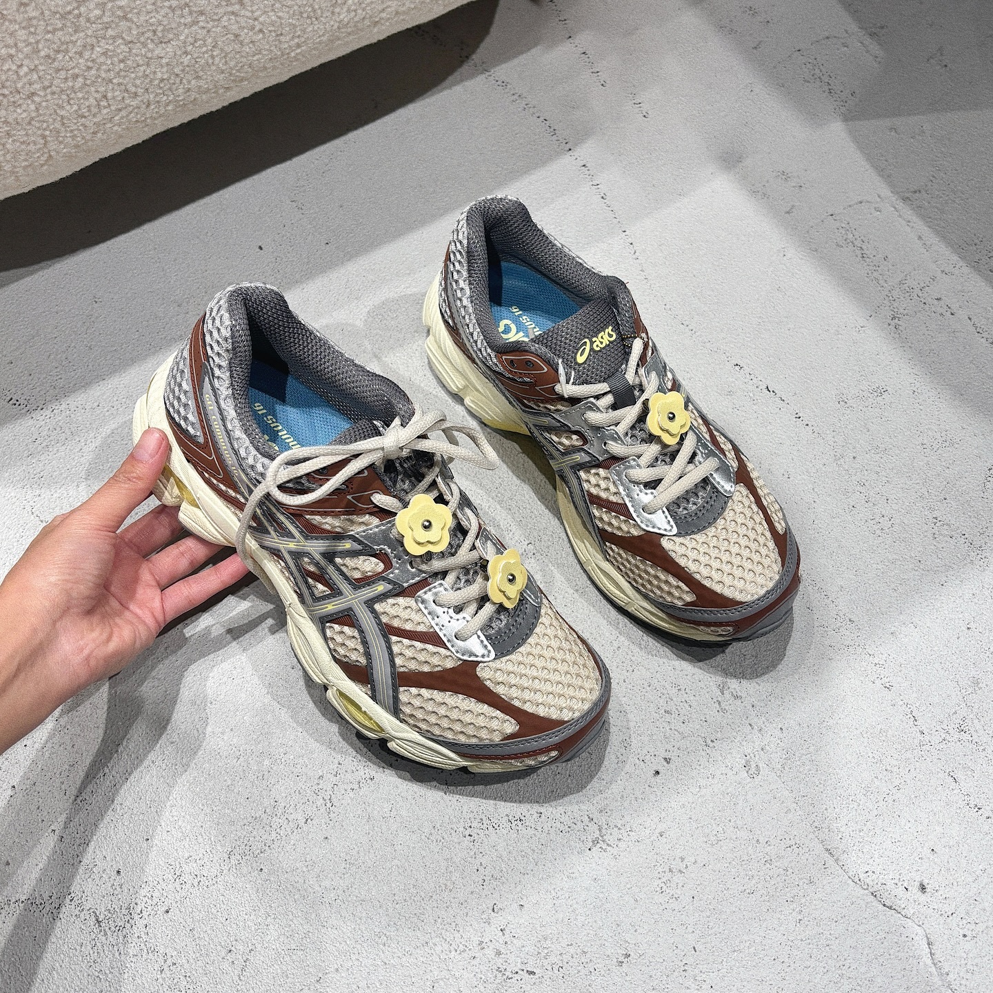 Asics Gel-Cumulus 16 x emmi 日本限定 聯名款 摩卡棕 可可棕 銀色 復古鞋 1203A957-250