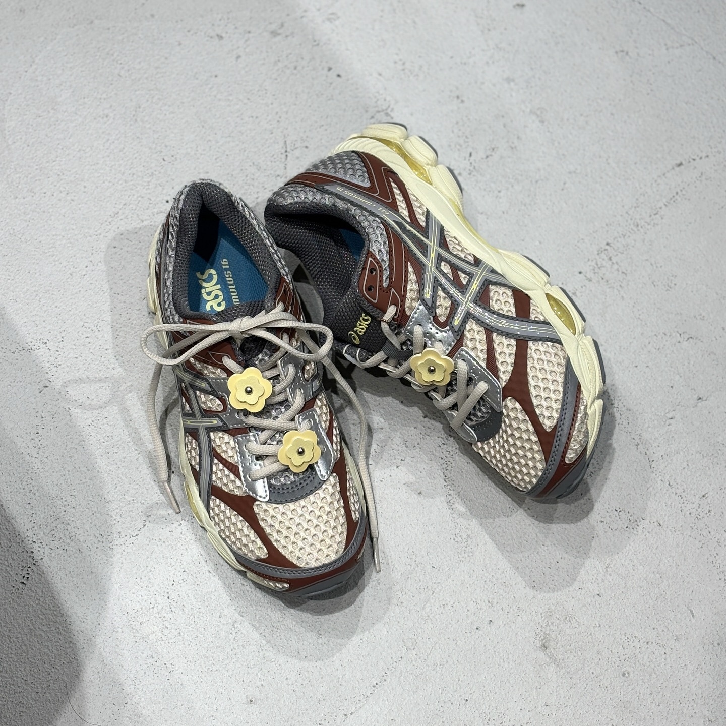 Asics Gel-Cumulus 16 x emmi 日本限定 聯名款 摩卡棕 可可棕 銀色 復古鞋 1203A957-250