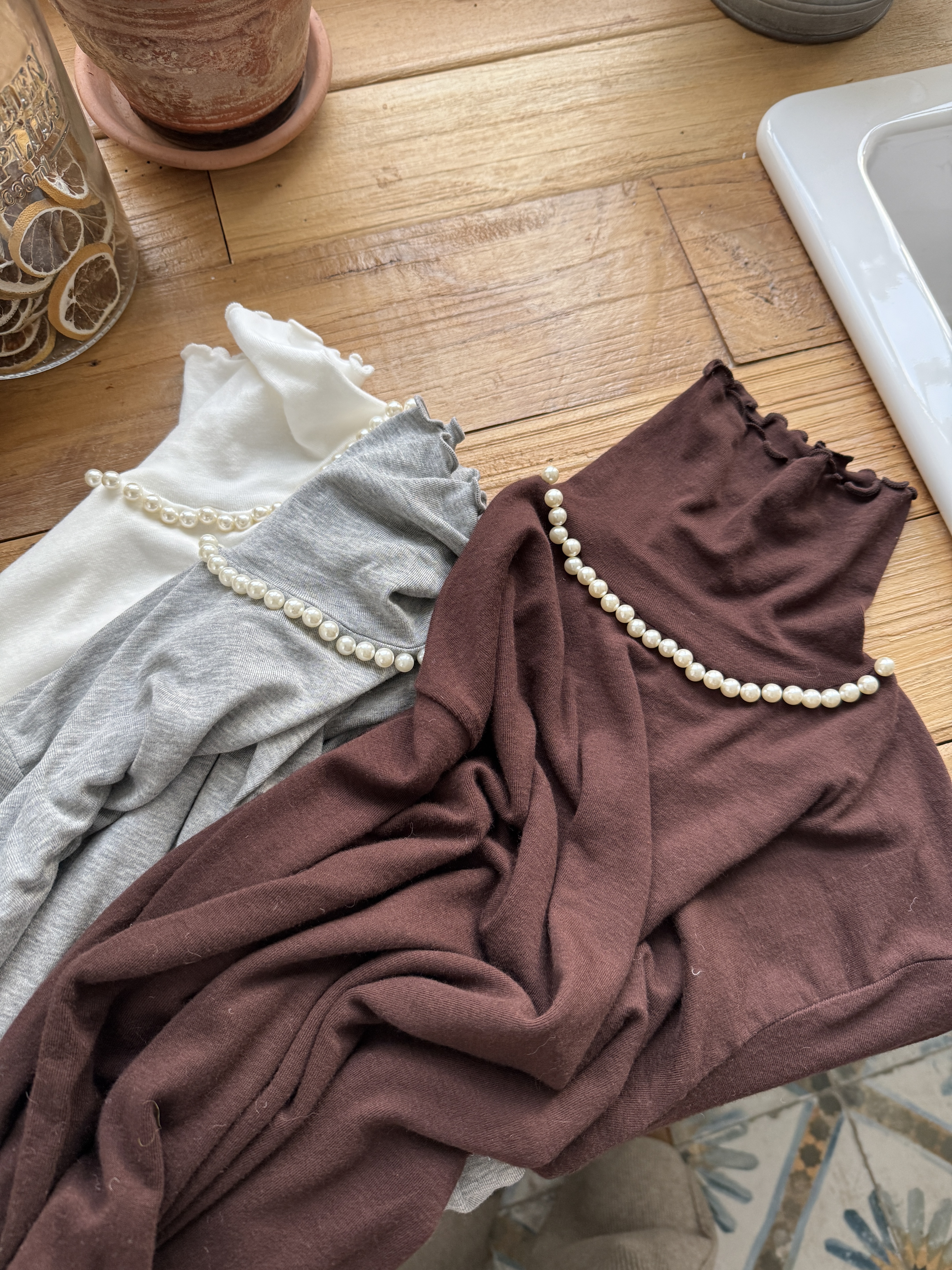 Dec5104 赫本領口珍珠木耳滾邊彈性莫代爾棉上衣/打底衣