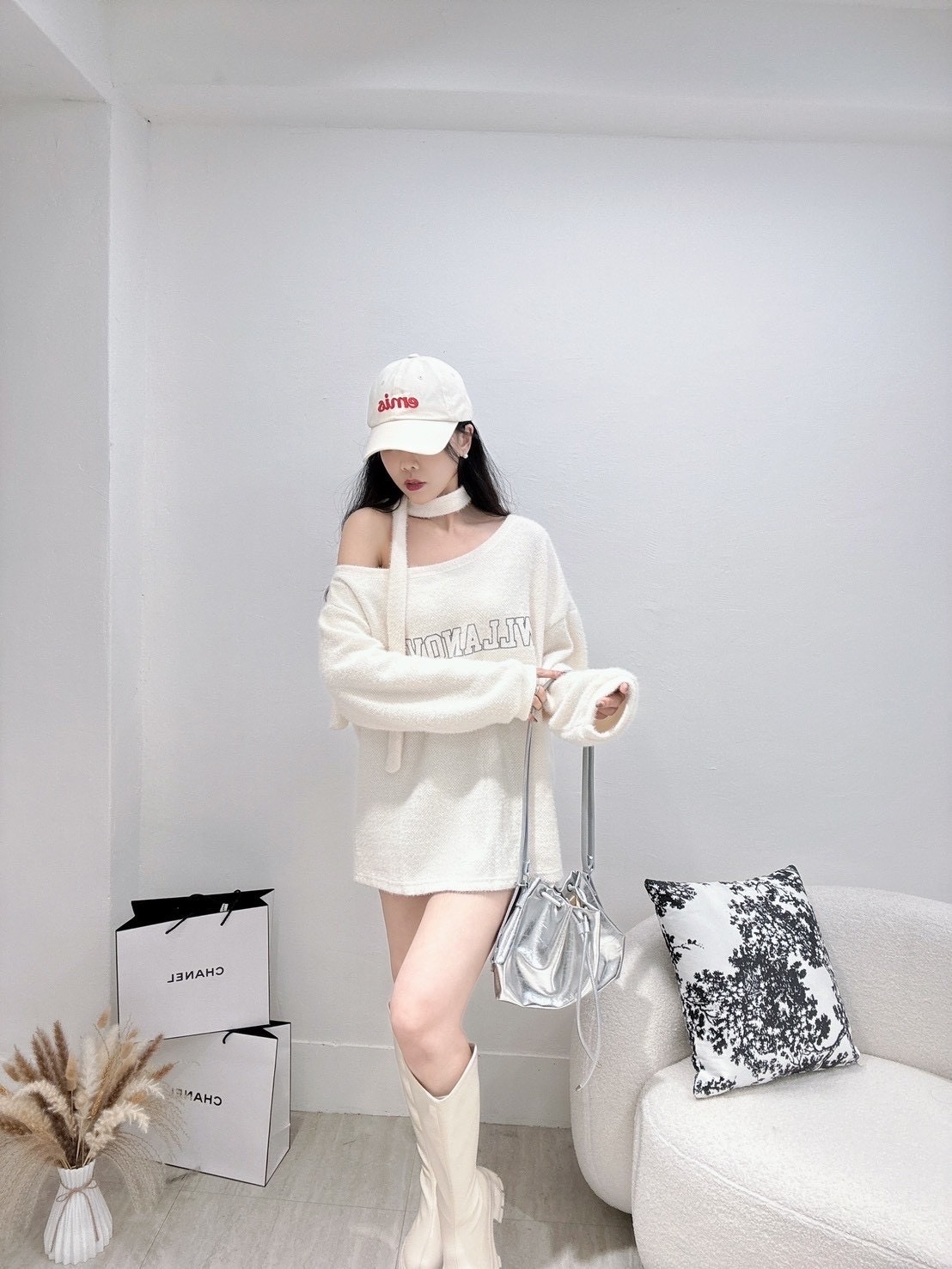 🇹🇼迷你毛絨字母附脖帶斜肩上衣