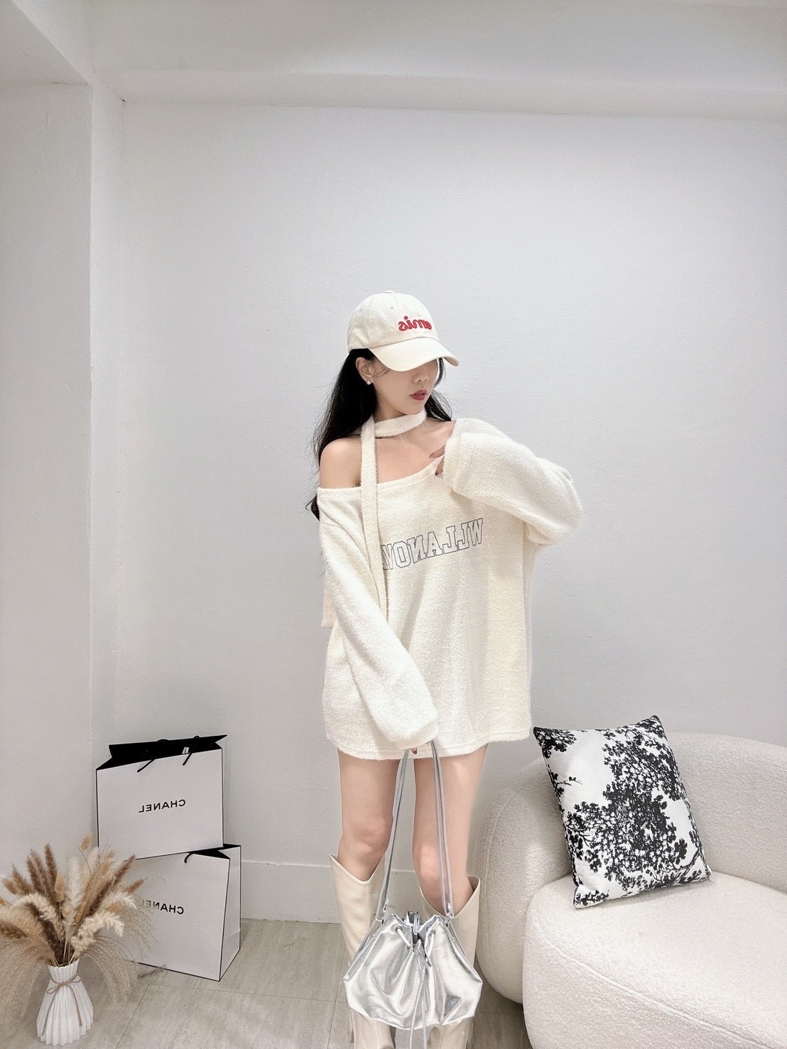 🇹🇼迷你毛絨字母附脖帶斜肩上衣