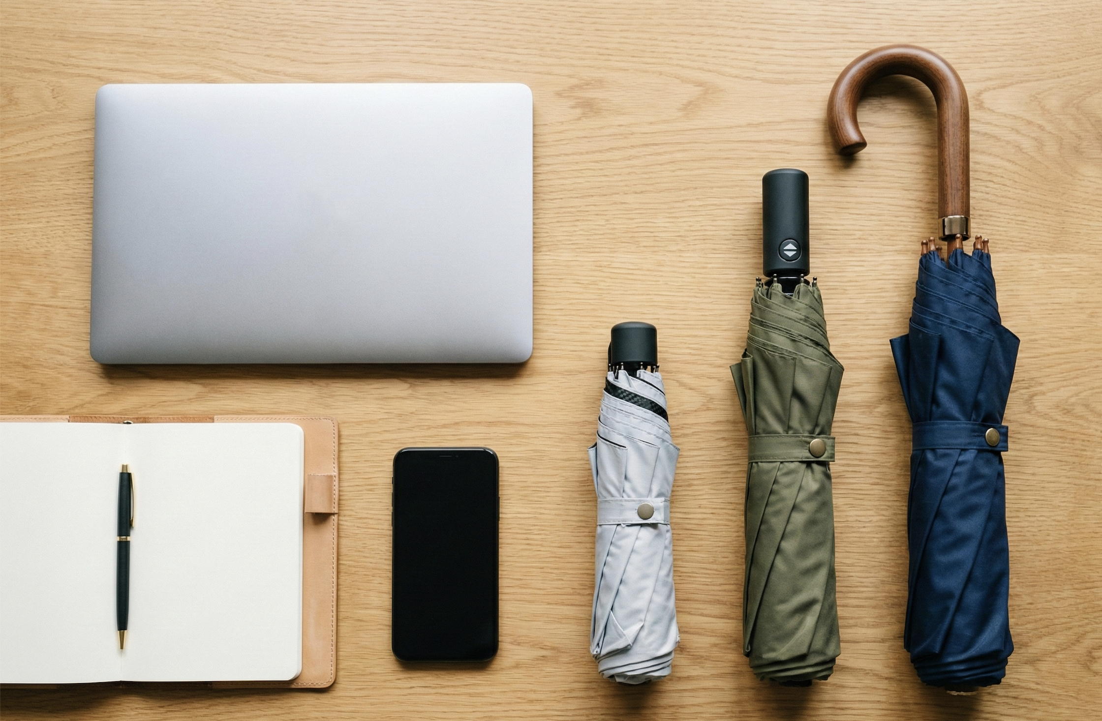 各種傘的體積大小與手機、筆電、筆記本等比例尺對比