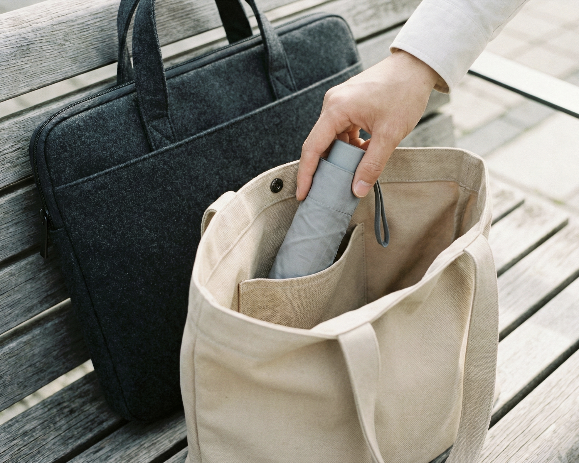 雨傘的收納尺寸，能放進包包隨身攜帶的輕盈摺疊傘