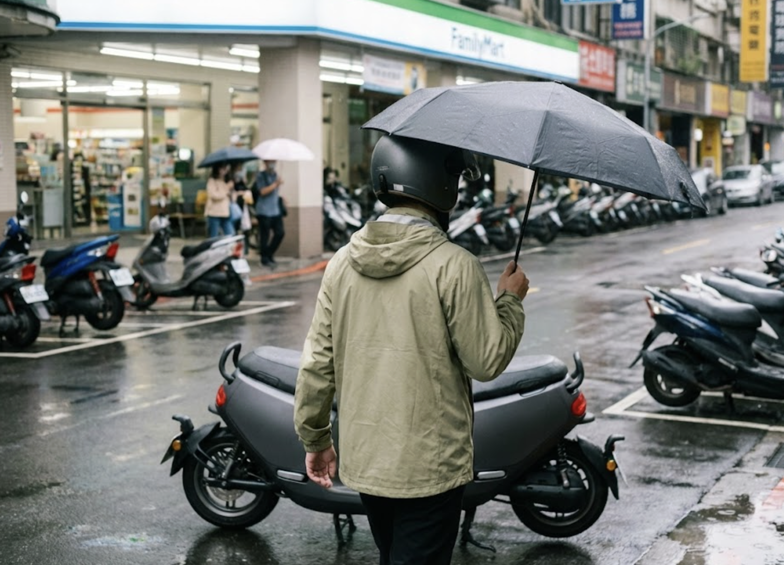 機車通勤族停好車後，撐著折疊傘走向辦公大樓的雨天情境