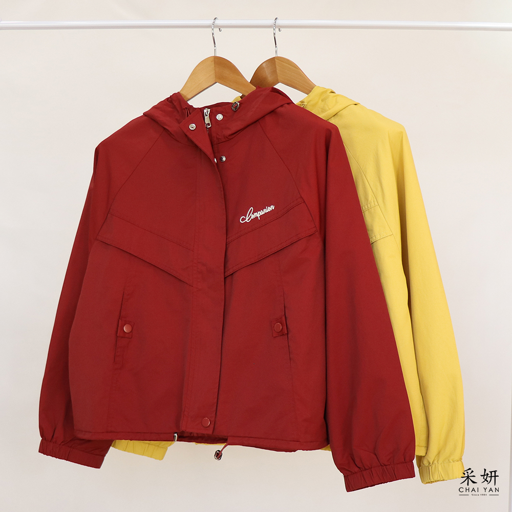 無肩線素色字母刺繡抽繩連帽防風外套