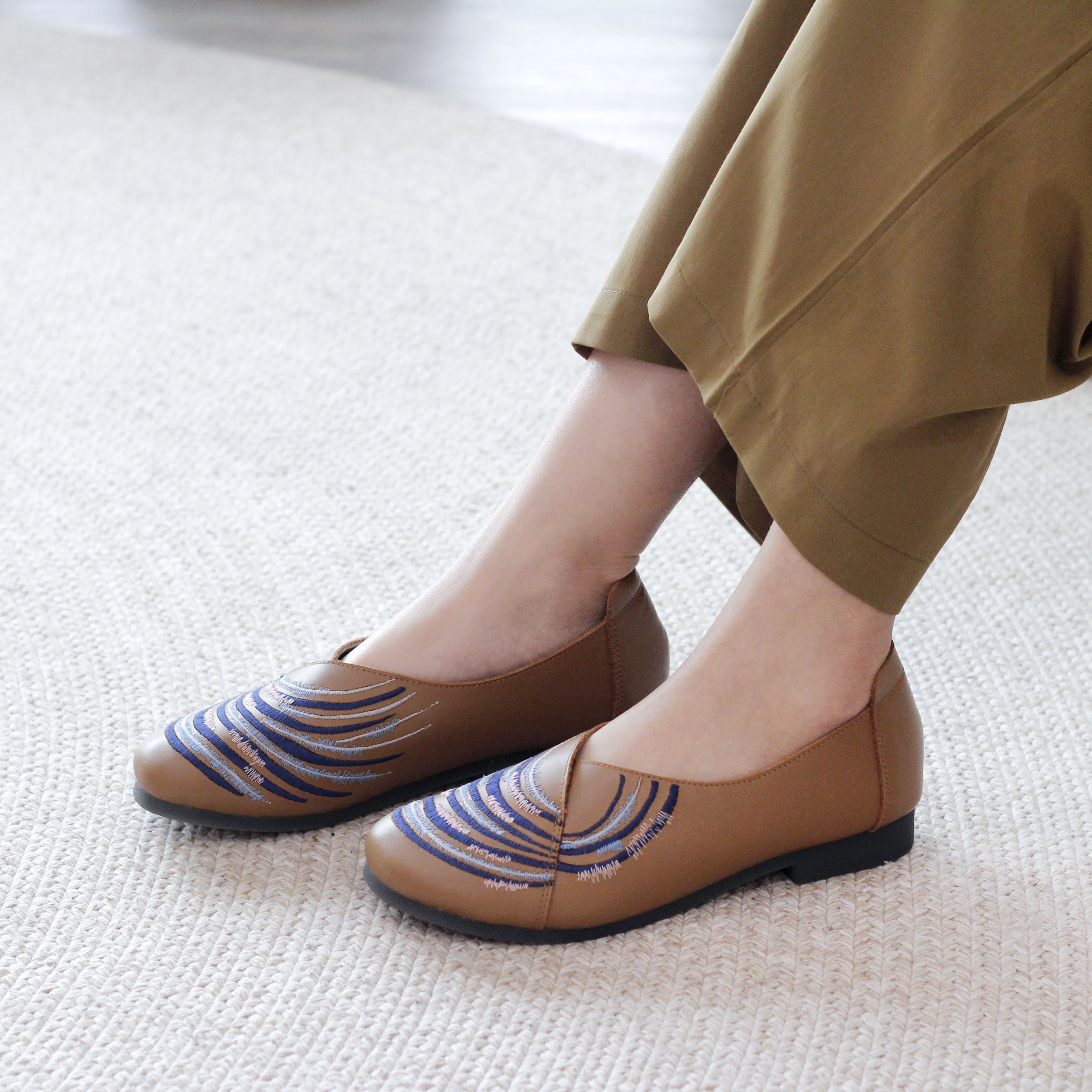 刺繡散步鞋｜甘樂中 (深棕)