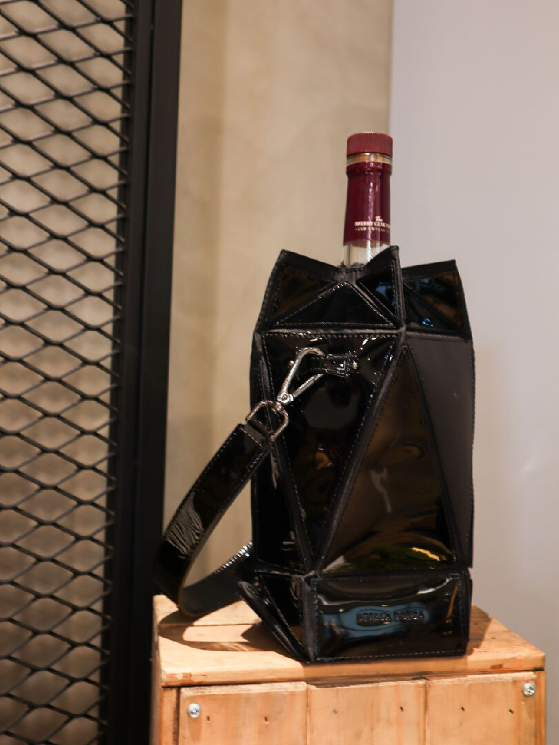 TOURMALINE 璽形折疊品飲包—漆皮星夜黑