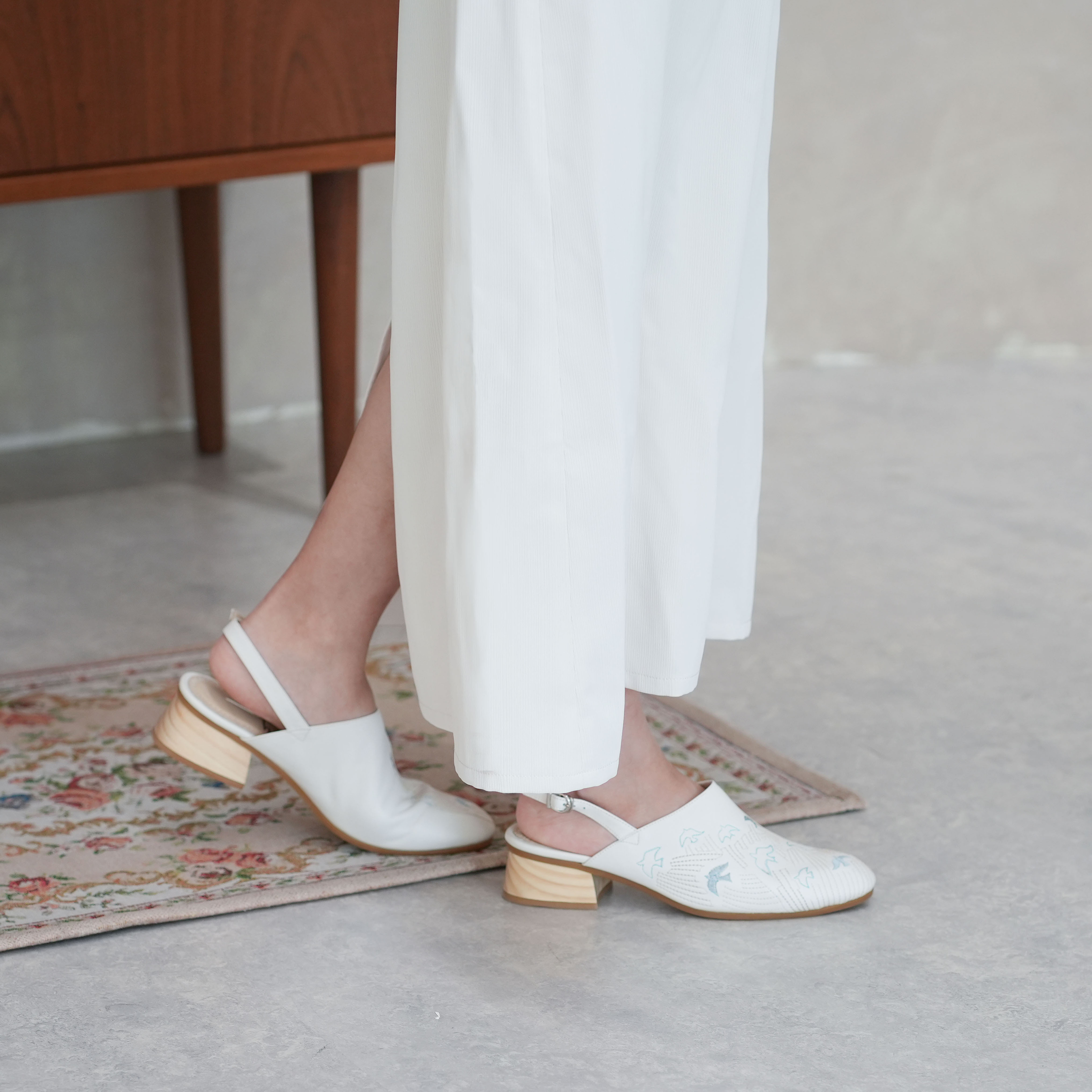 刺繡木跟穆勒鞋｜自由飛翔(雲朵白)