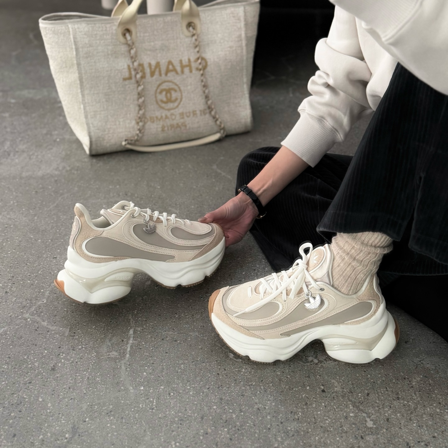 Adidas Originals Ozvenuz 焦糖奶茶 奶茶色 增高 厚底 浮蝶鞋 KI0558