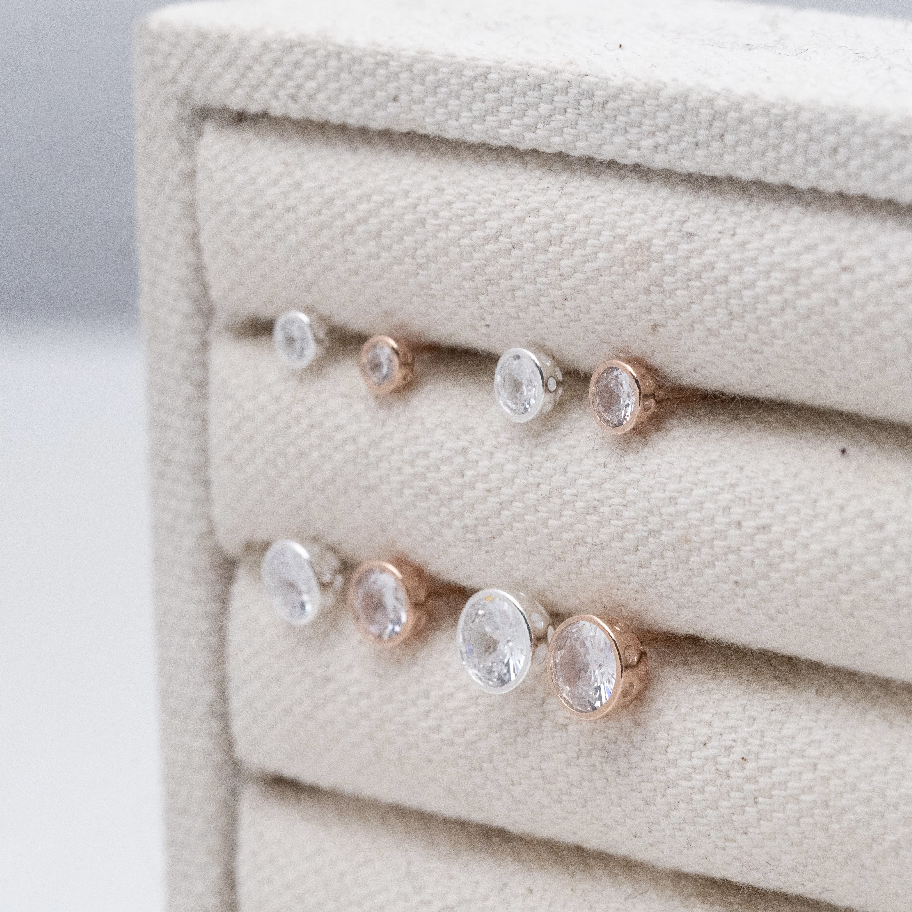 Sve9 (4mm圓邊鋯石耳環）