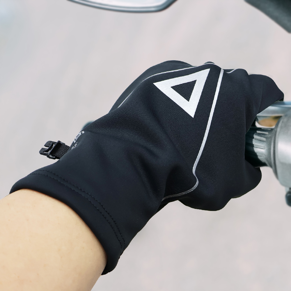 防風保暖反光觸控手套特寫,騎乘時手握車把細節圖