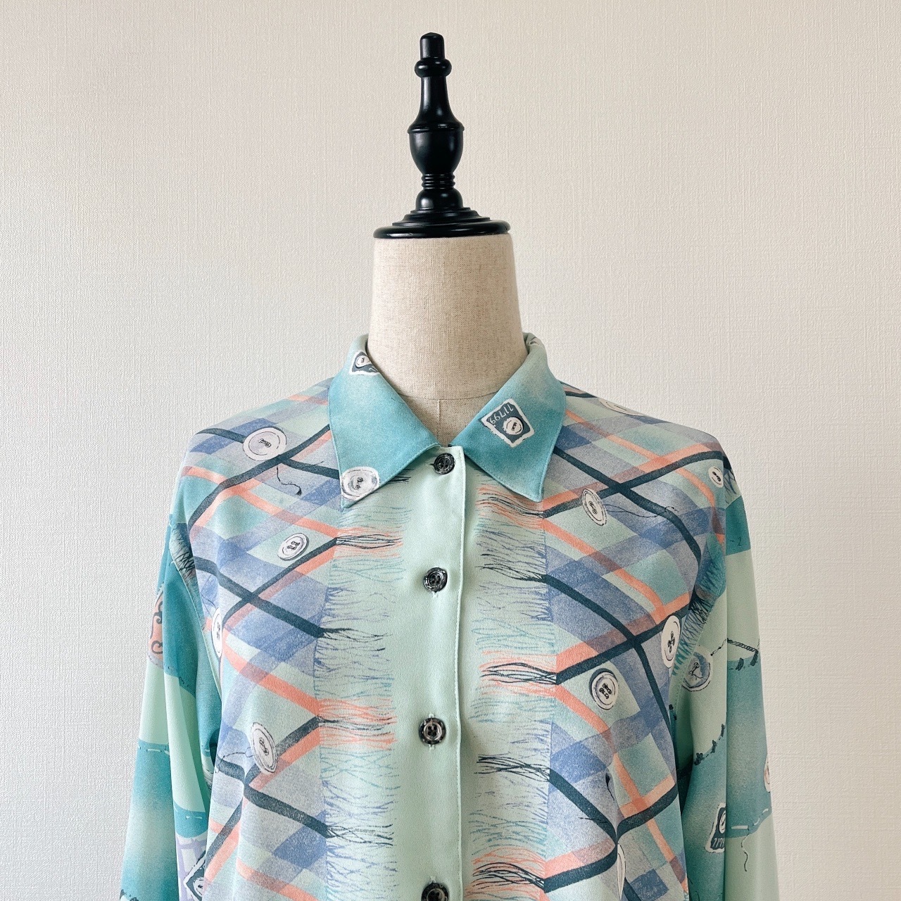 淺藍色水彩風鈕扣圖案長袖上衣