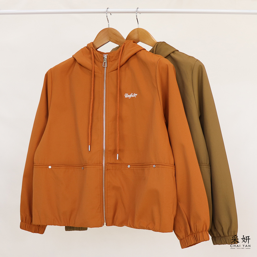 字母刺繡抽繩連帽防風外套