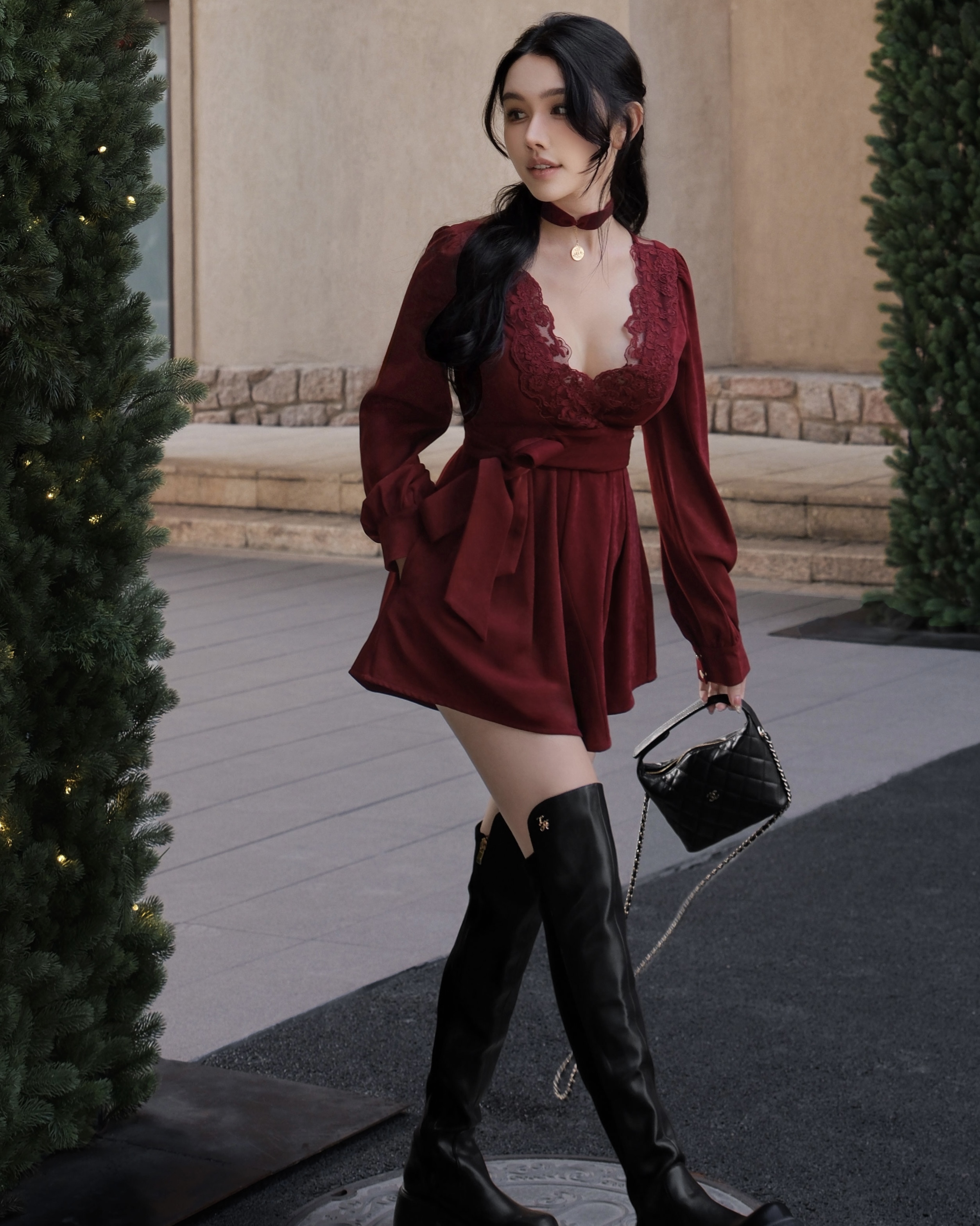 聖誕限定-重工蕾絲深V仿絨連身短褲